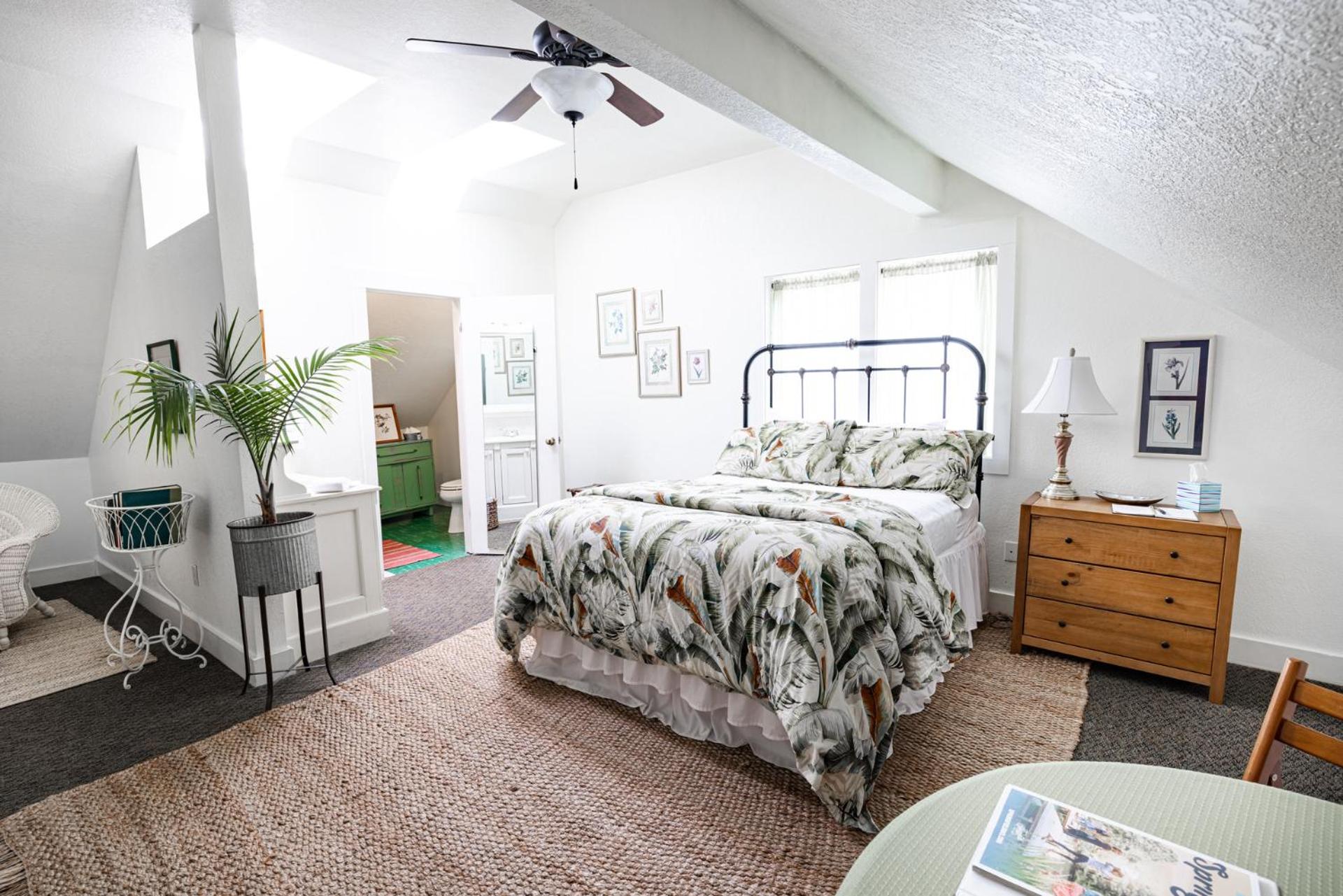 Double Room - 1 Queen Bed  photo 1