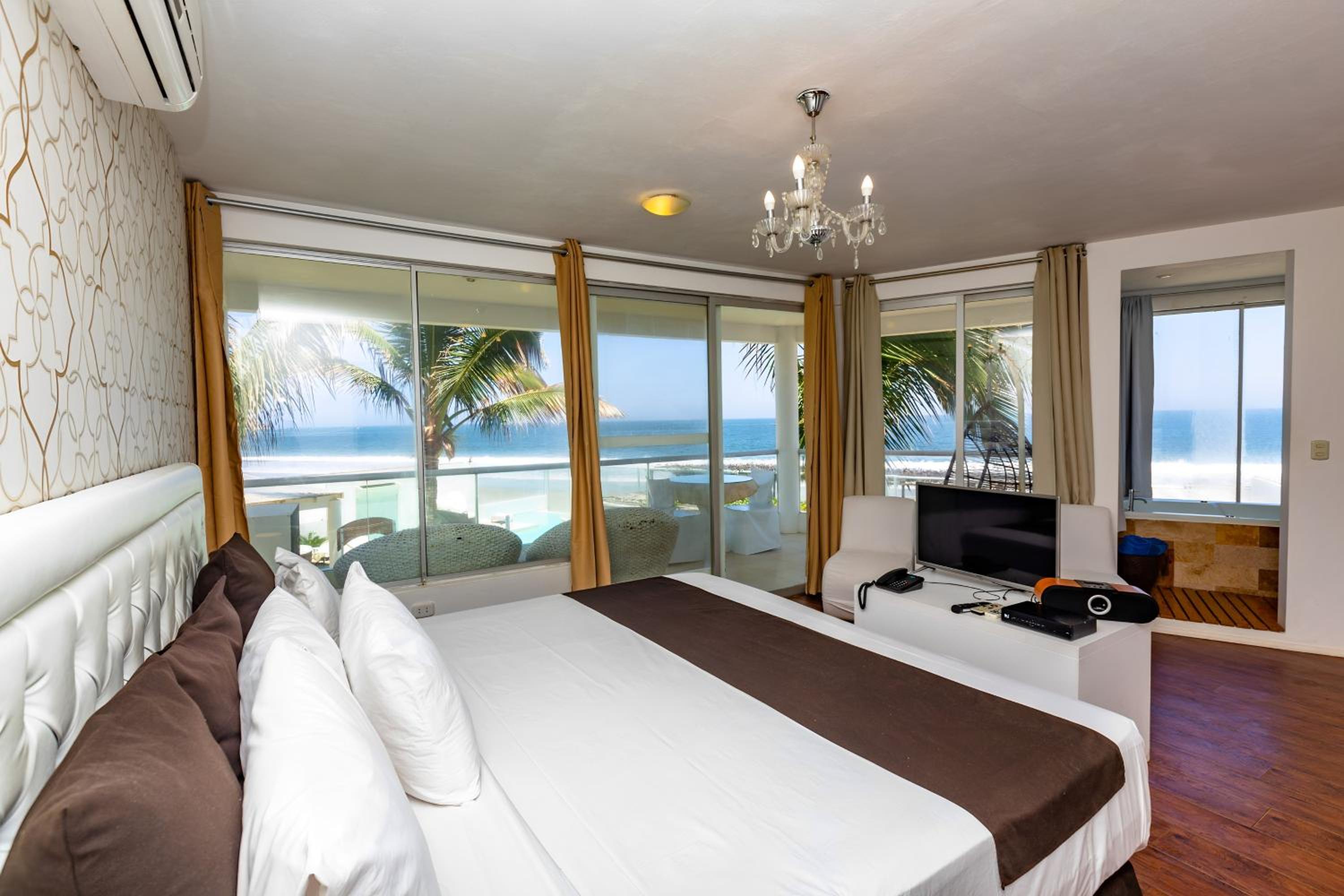 Queen Suite with Spa Bath and Sea View
