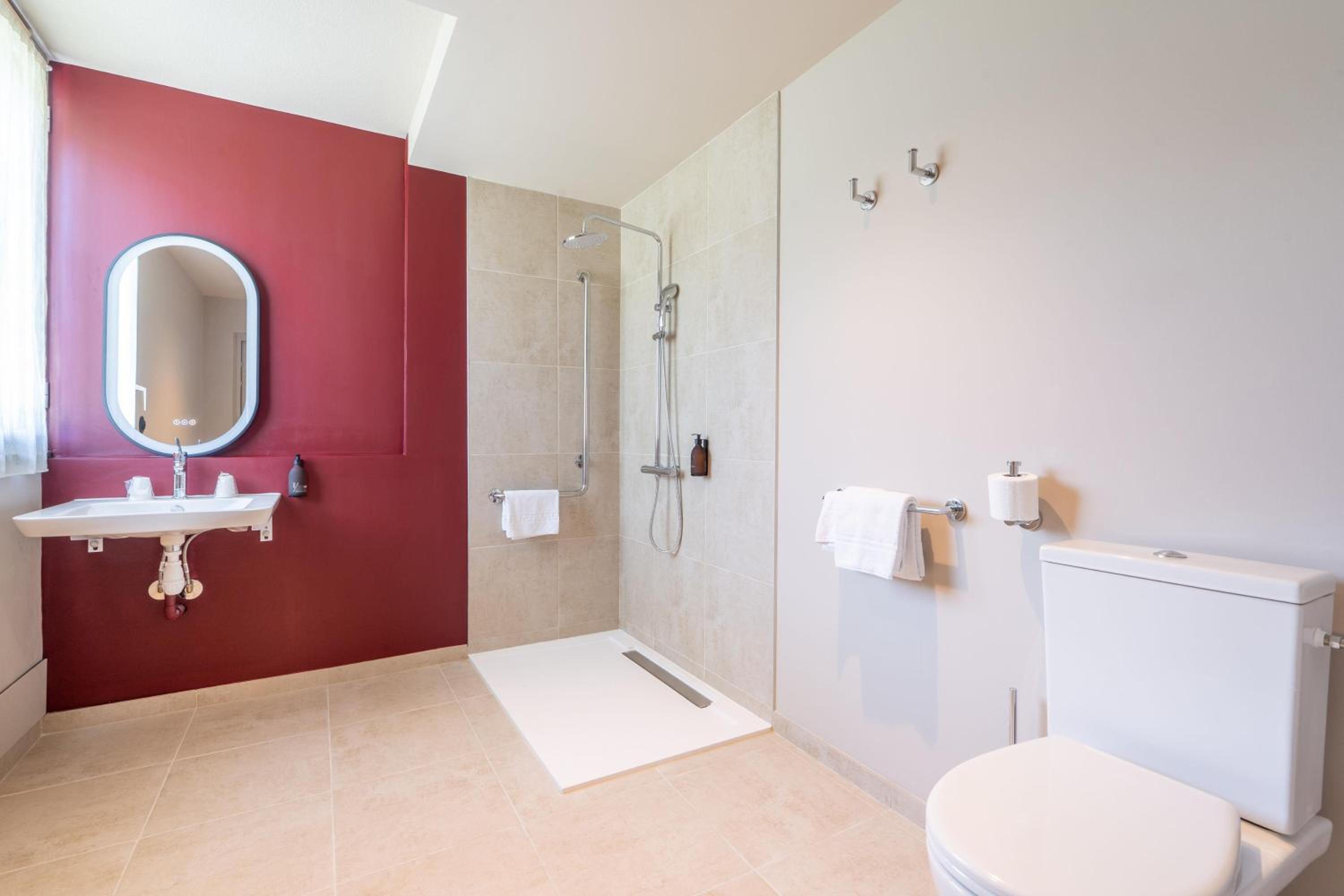 Queen Room with Roll-In Shower - Disability Access/Ground Floor/Non-Smoking