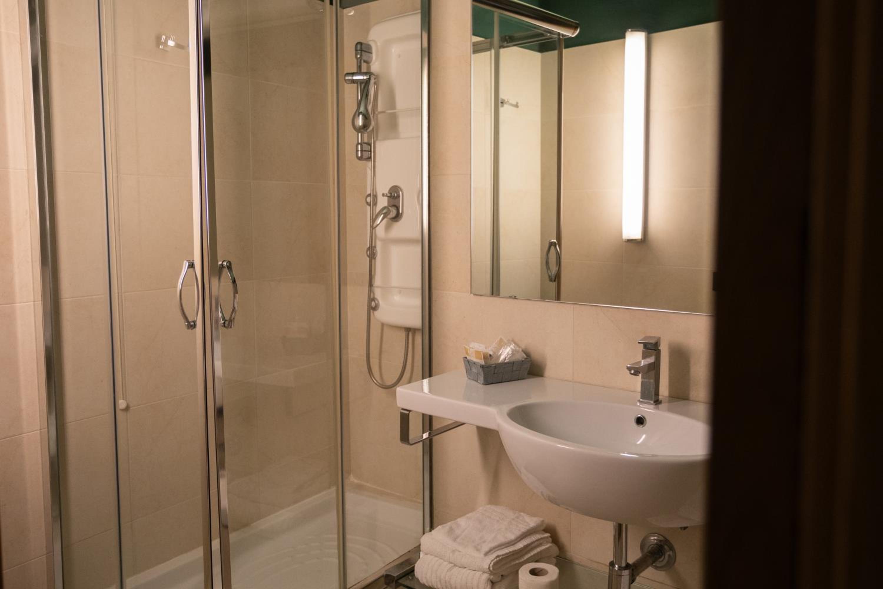 Double Room - Photo 8