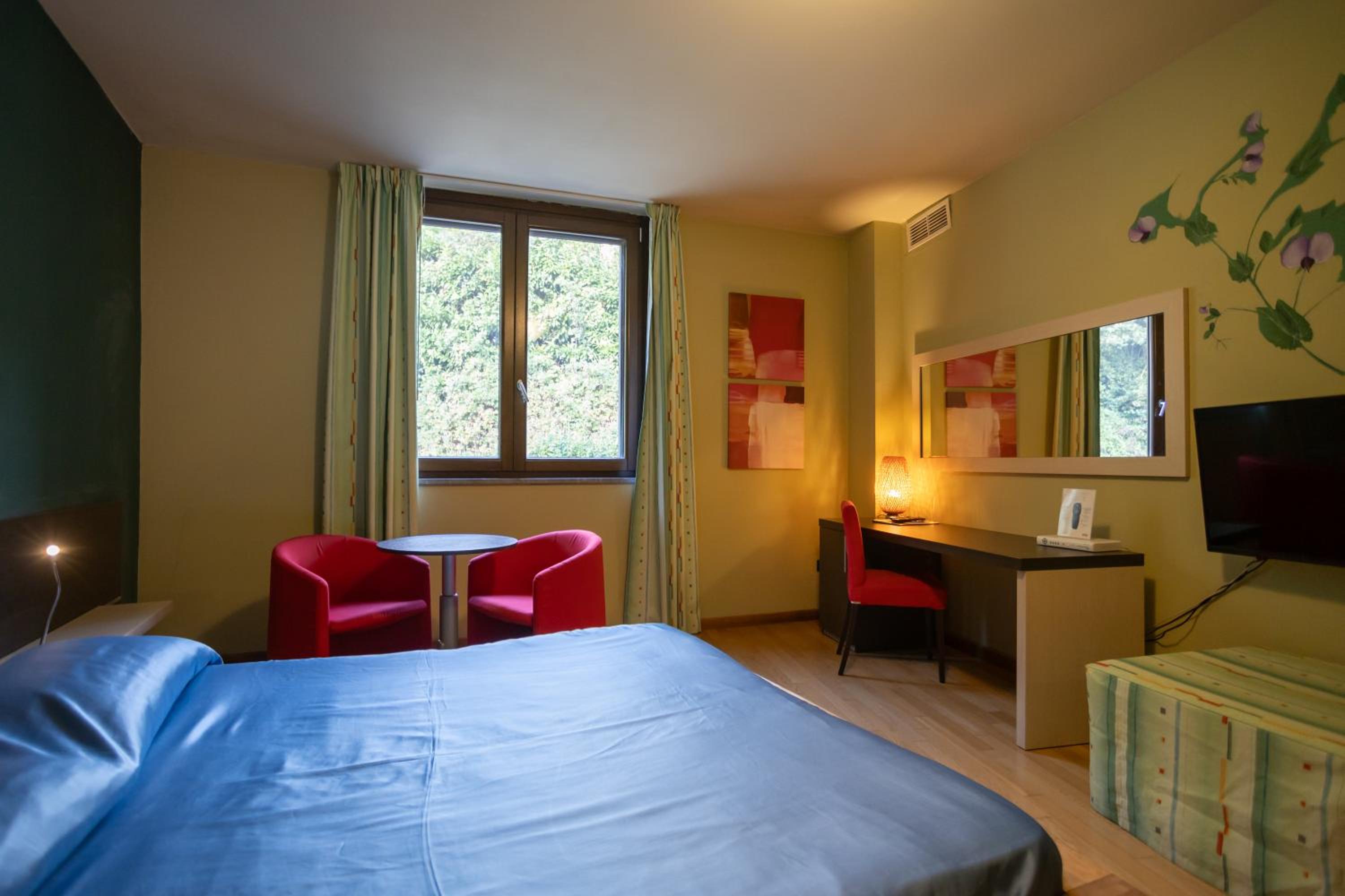 Suite - Photo 1