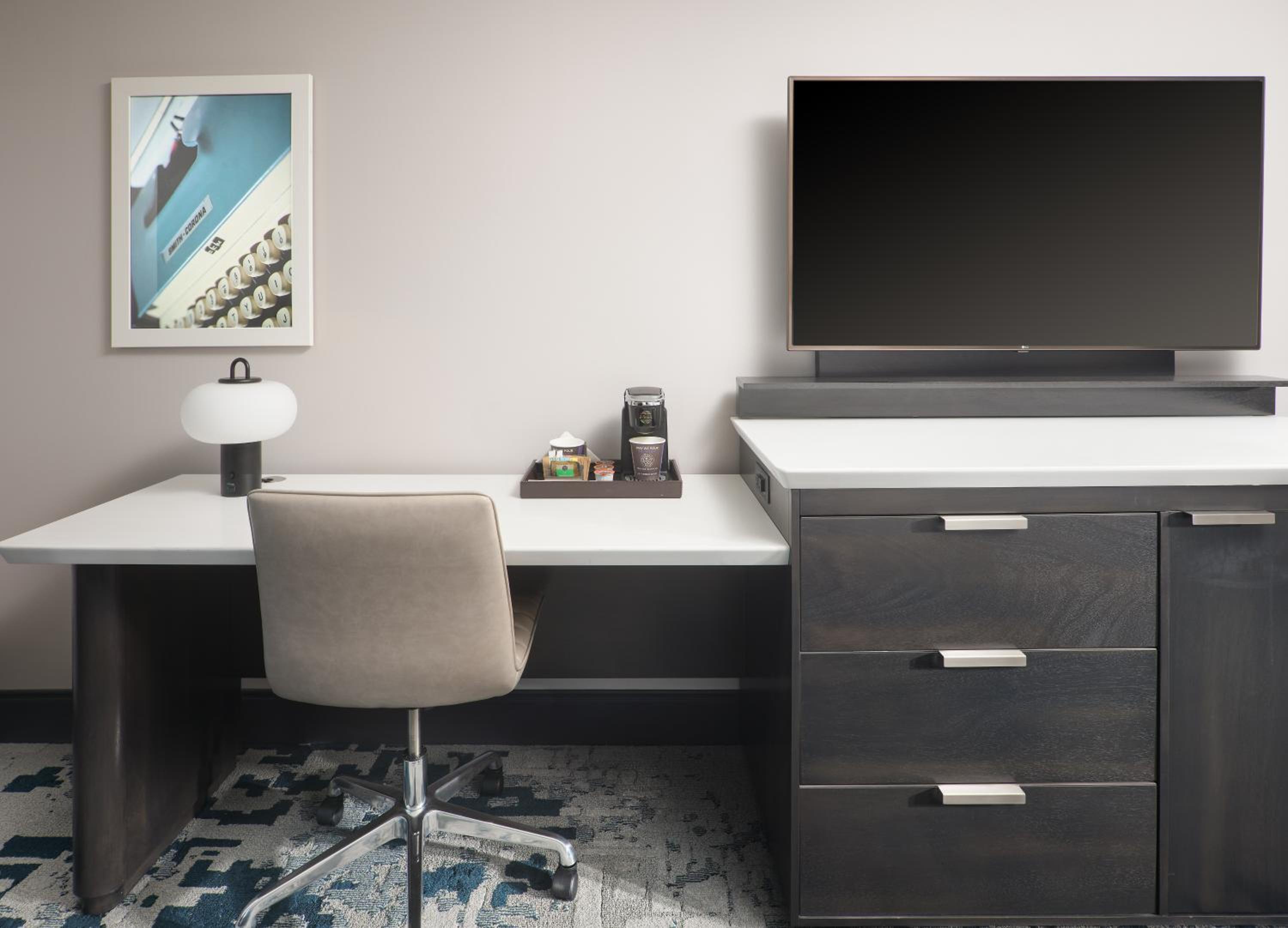 King Room with Skyline View  - Photo 4