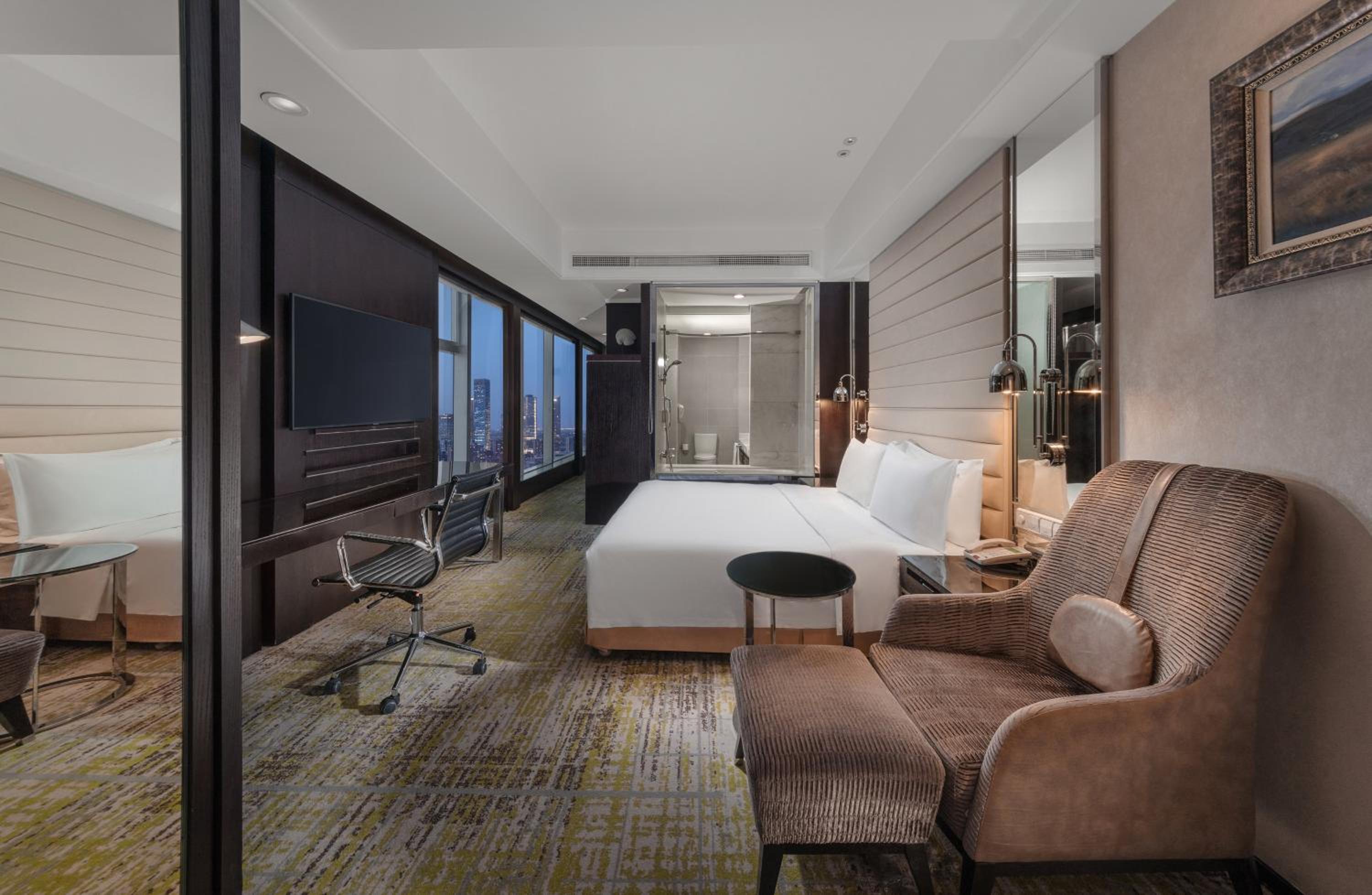 Standard King Room with Lounge Access thumbnail 5