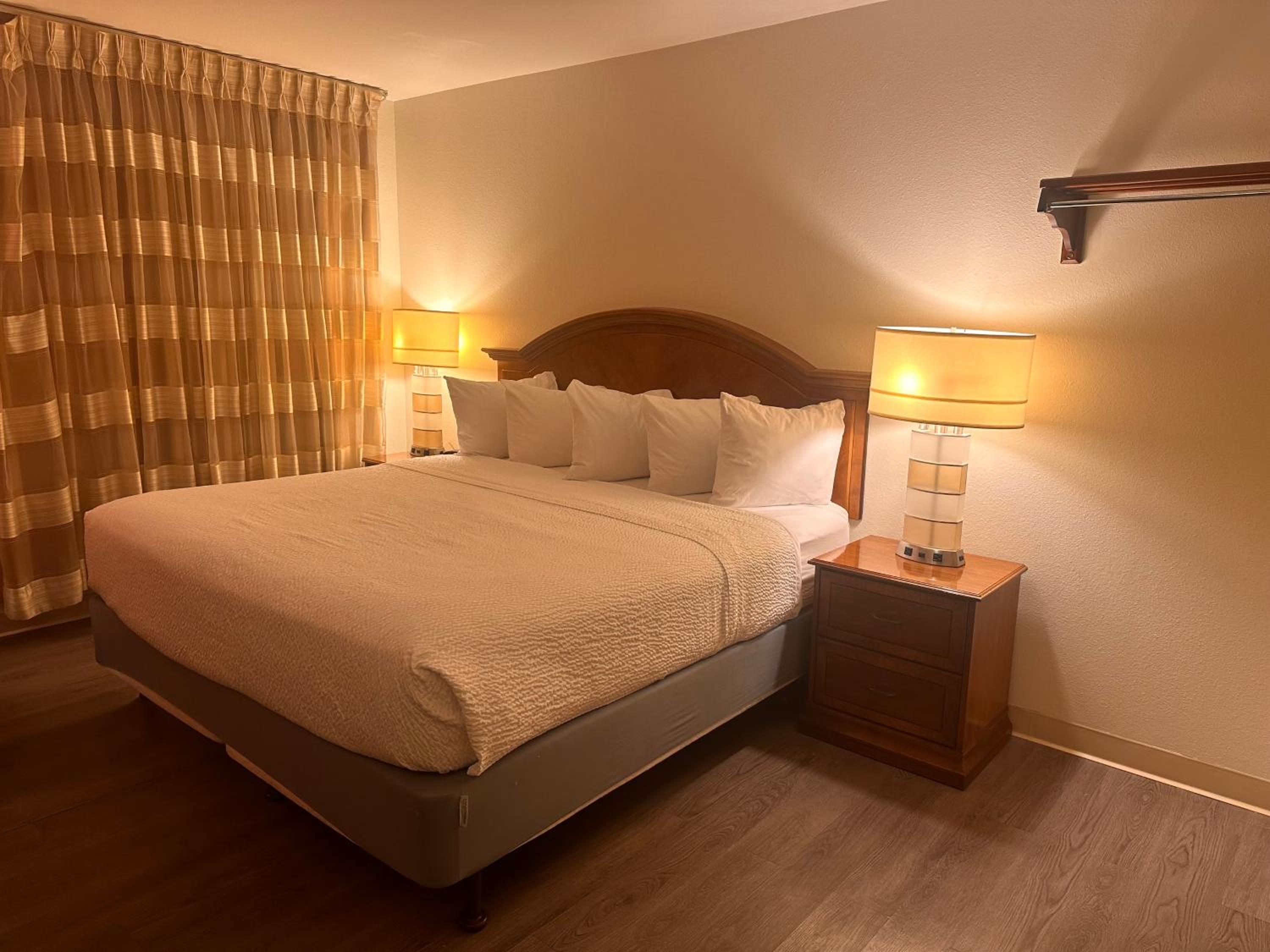 King Room - Non-Smoking - Photo 5
