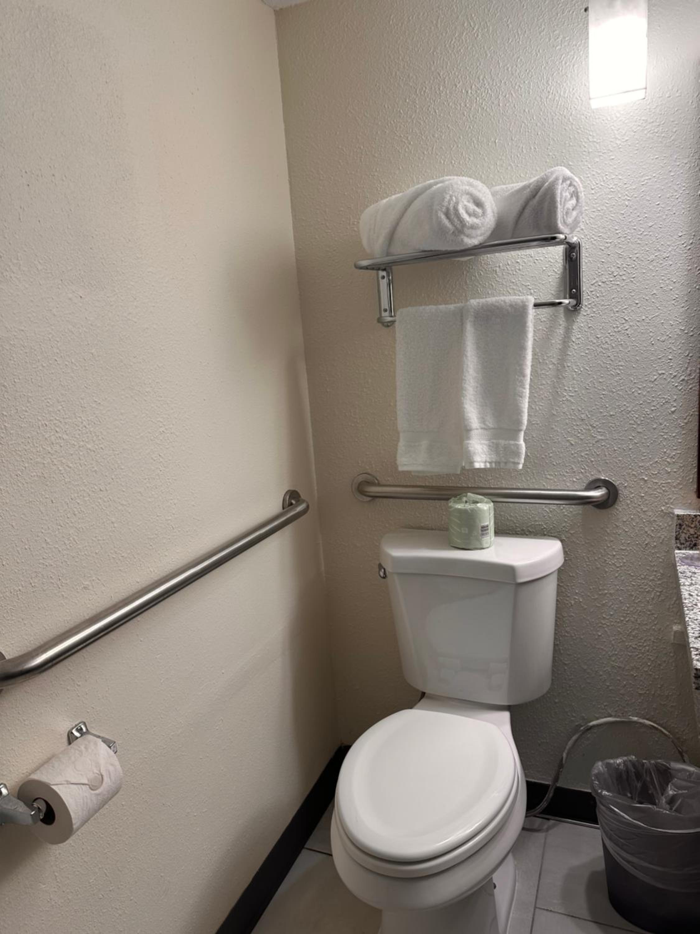 Queen Room - Mobility Access/Non-Smoking - Photo 3
