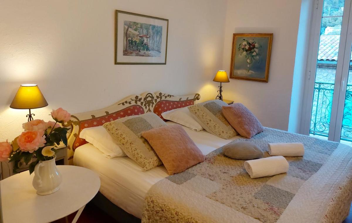 Standard Double Room with Shared Bathroom photo 1