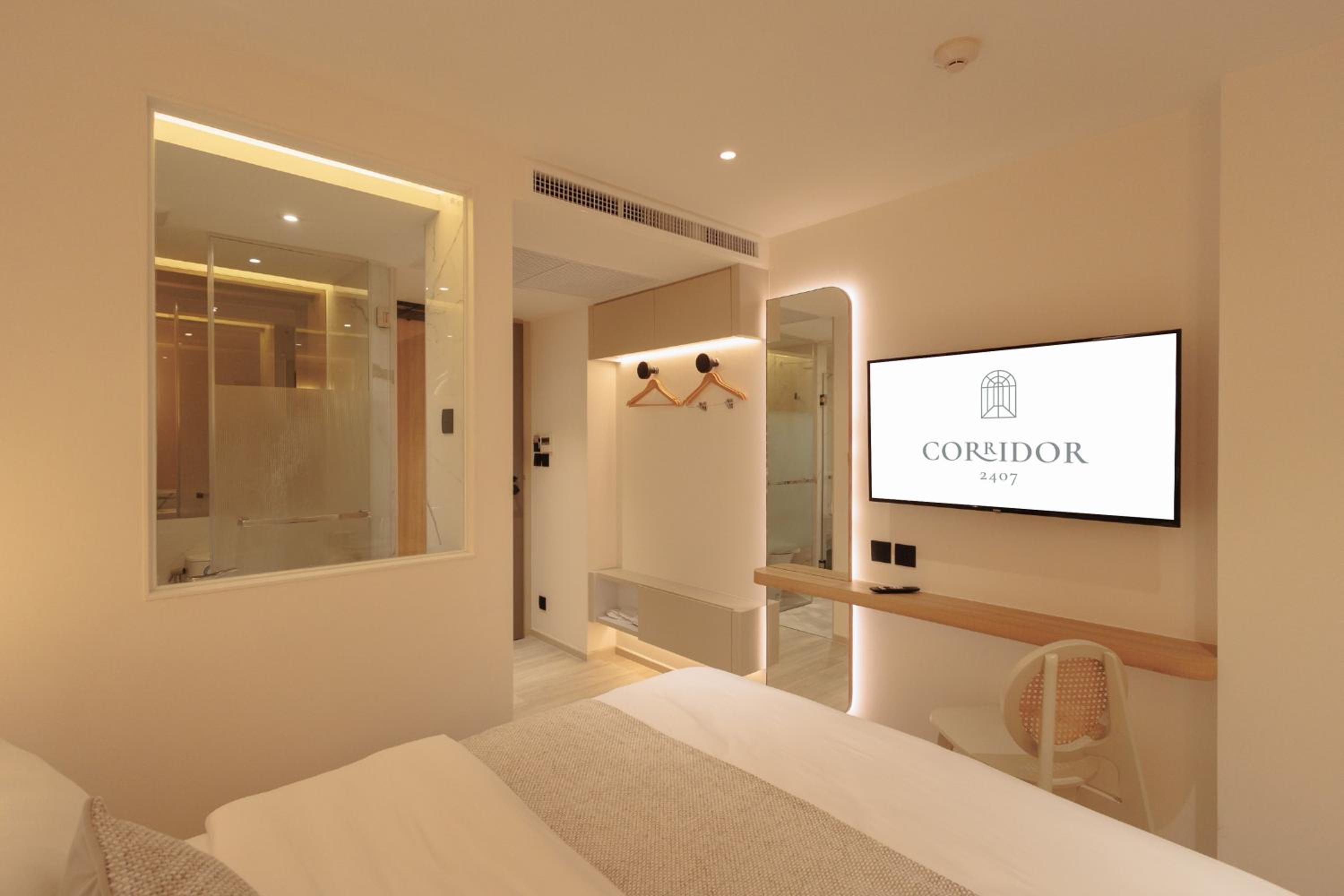 Deluxe Room with Queen bed photo 3