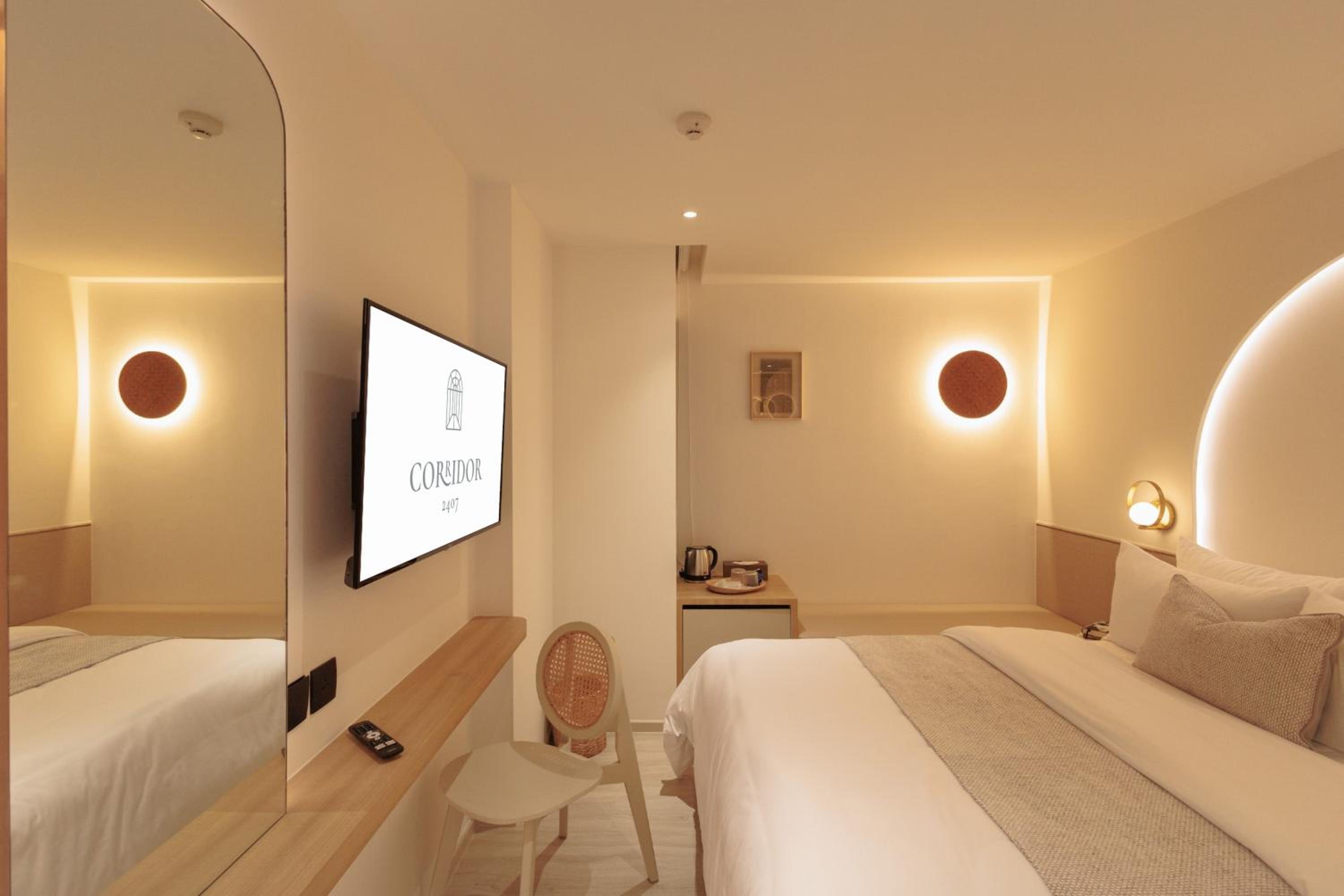 Deluxe Room with Queen bed photo 2