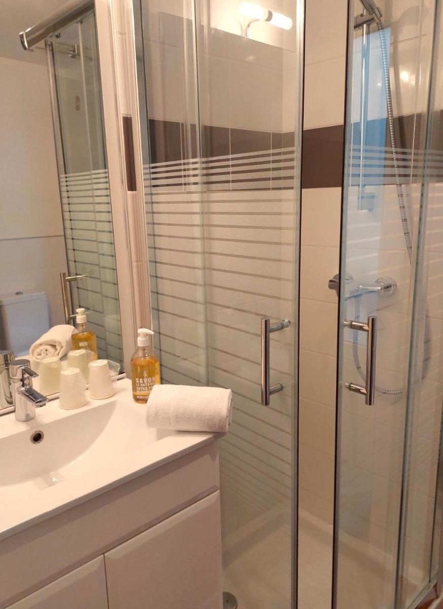 Double Room with Shared Bathroom photo 3