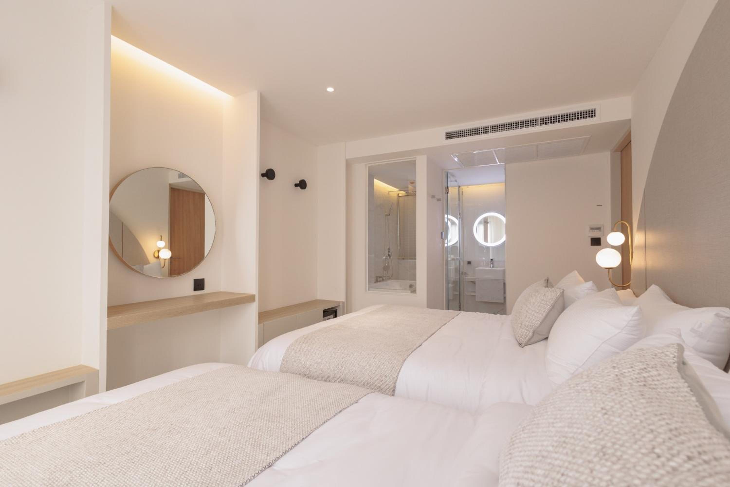 Suite Room with Two Queen Beds photo 2