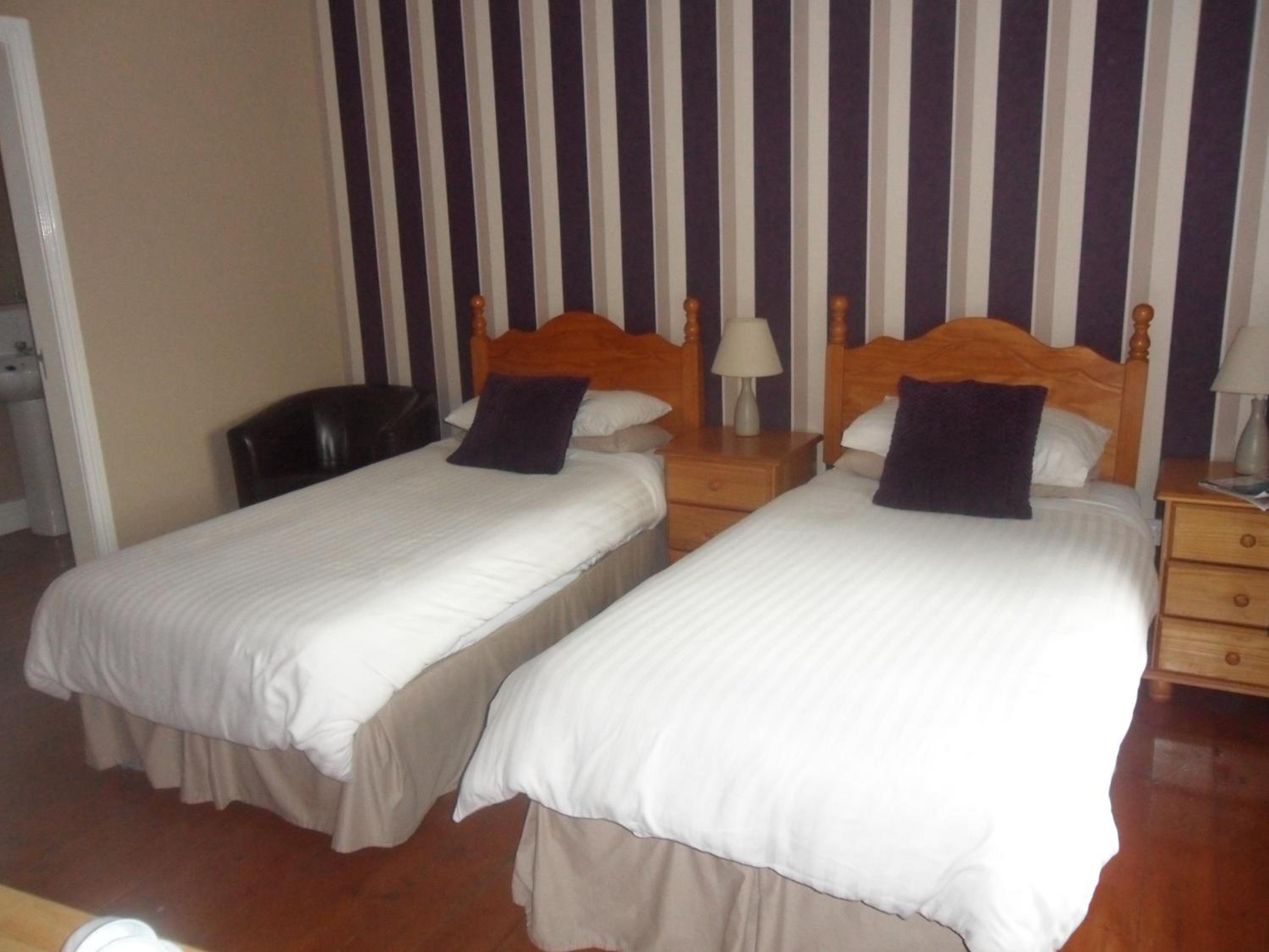 Twin Room with Private Bathroom photo 3