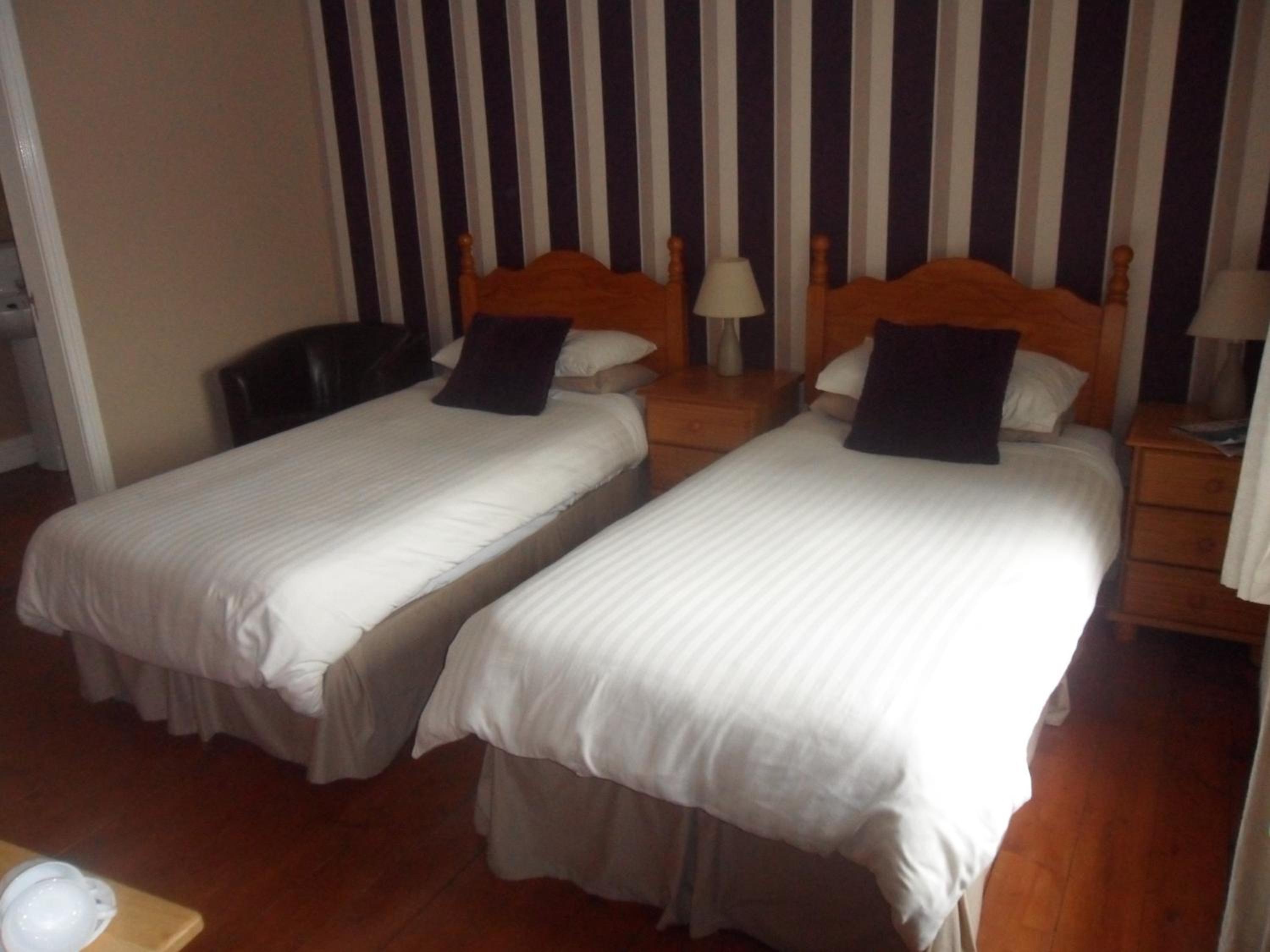 Twin Room with Private Bathroom photo 2