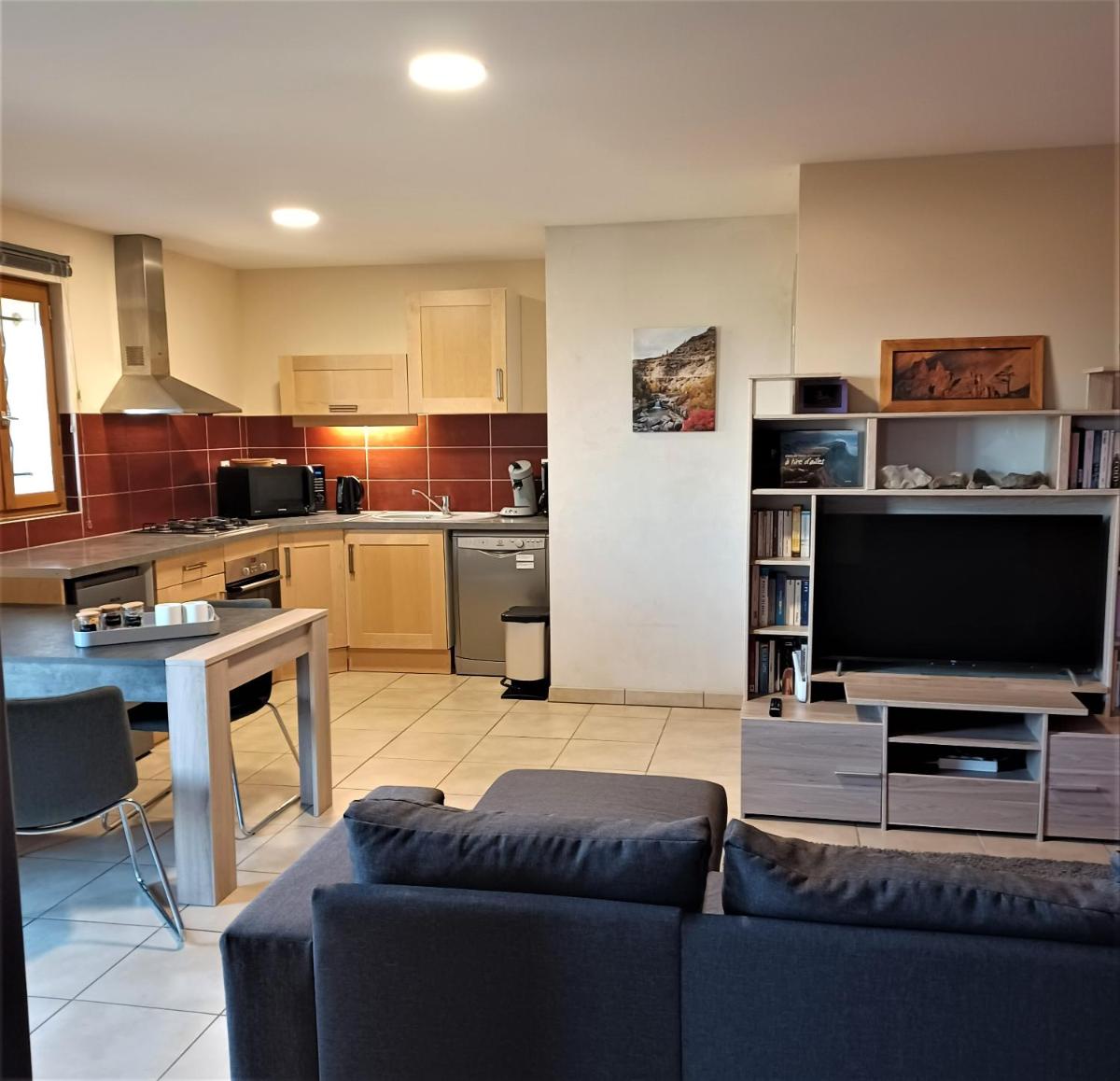 Apartment with Terrace - Photo 9