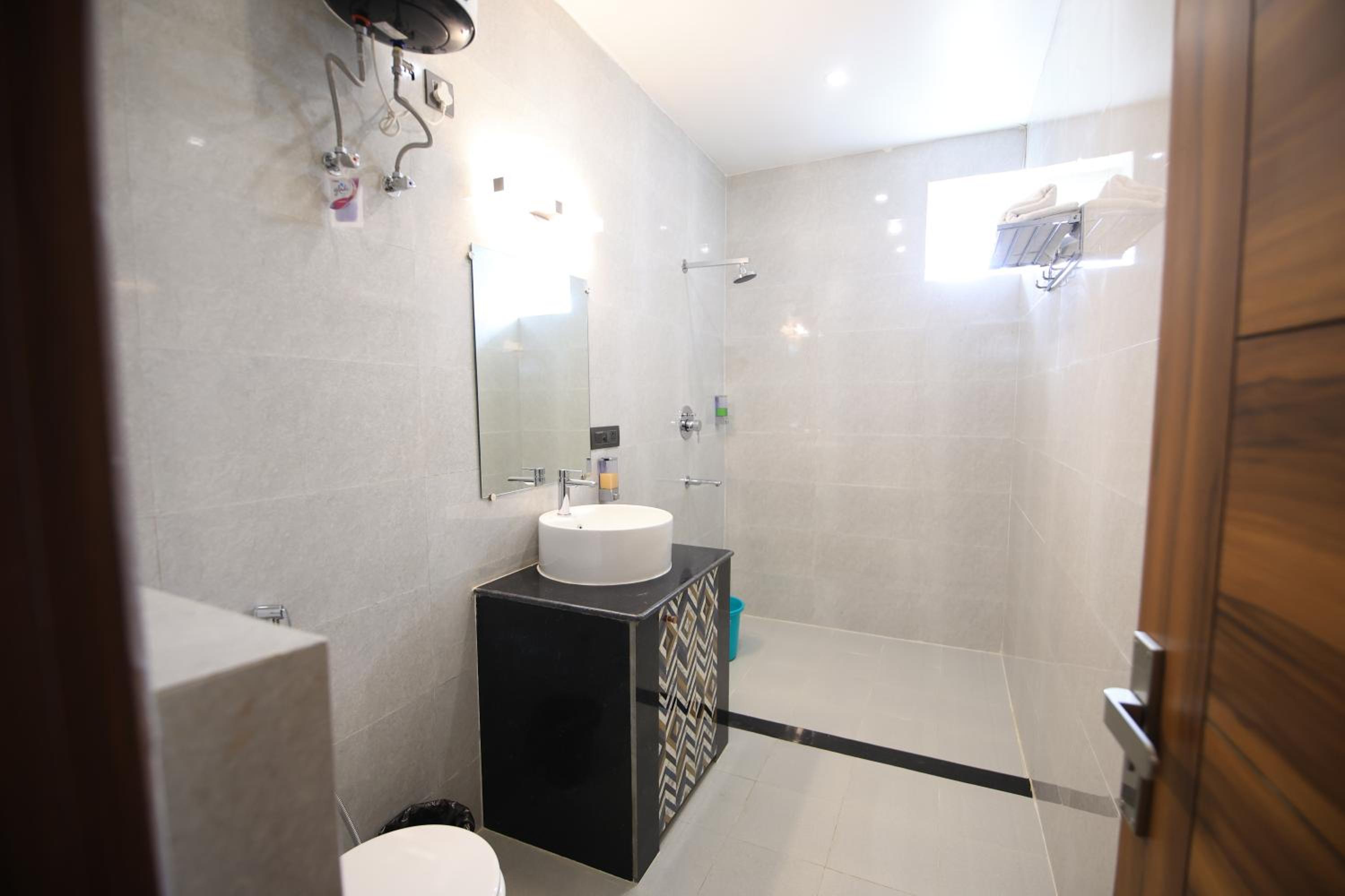 Deluxe Room - Photo 17