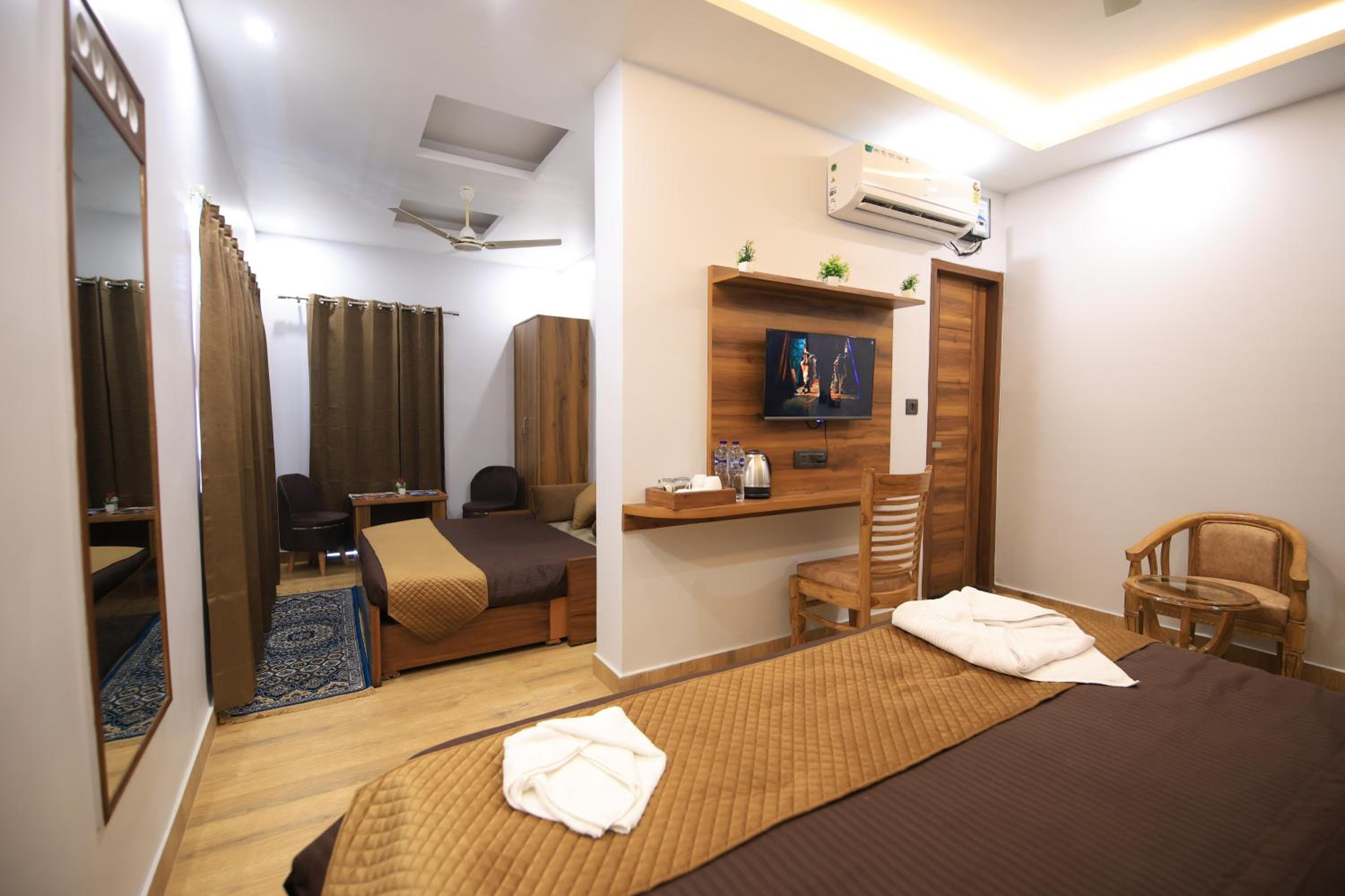 Deluxe Family Suite - Photo 12
