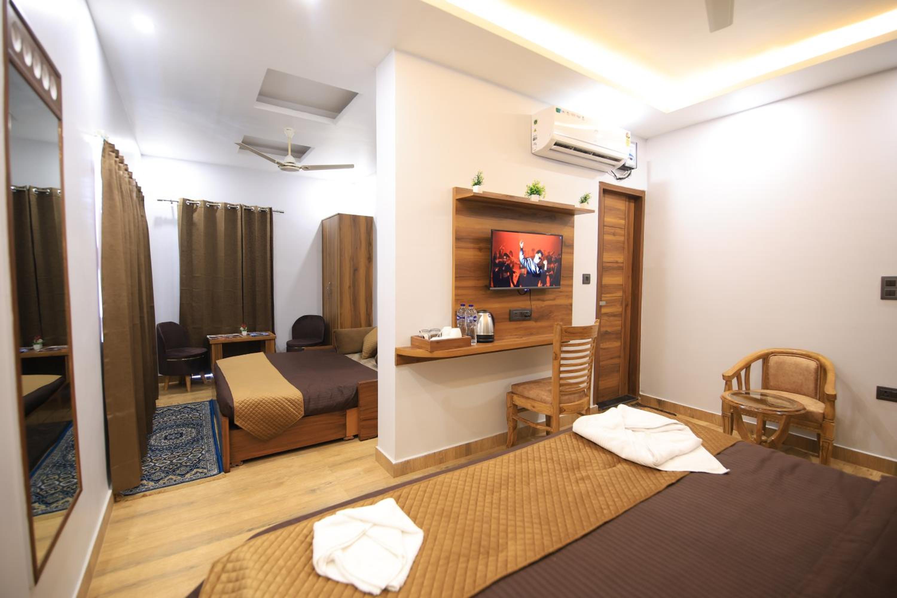 Deluxe Family Suite - Photo 13