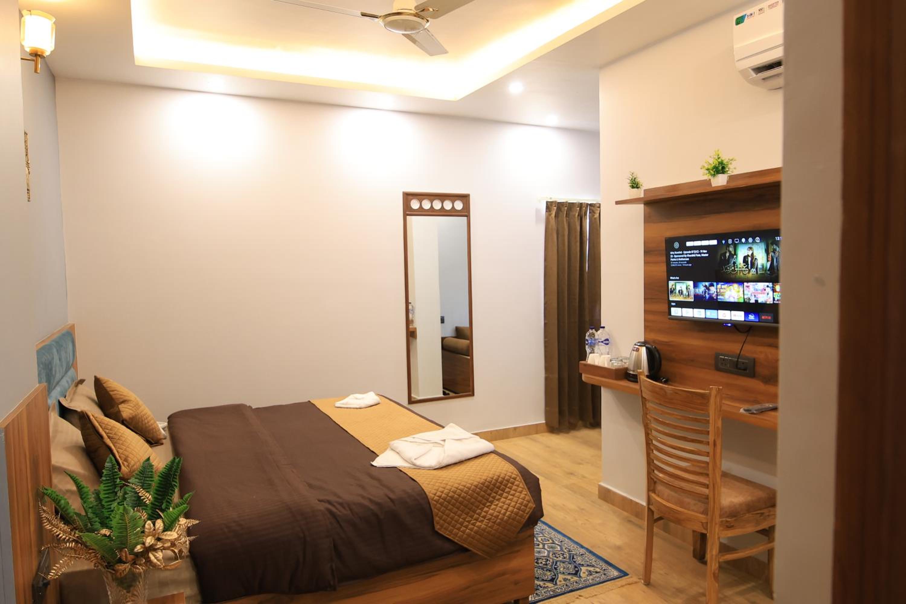 Deluxe Double Room with Balcony - Photo 4