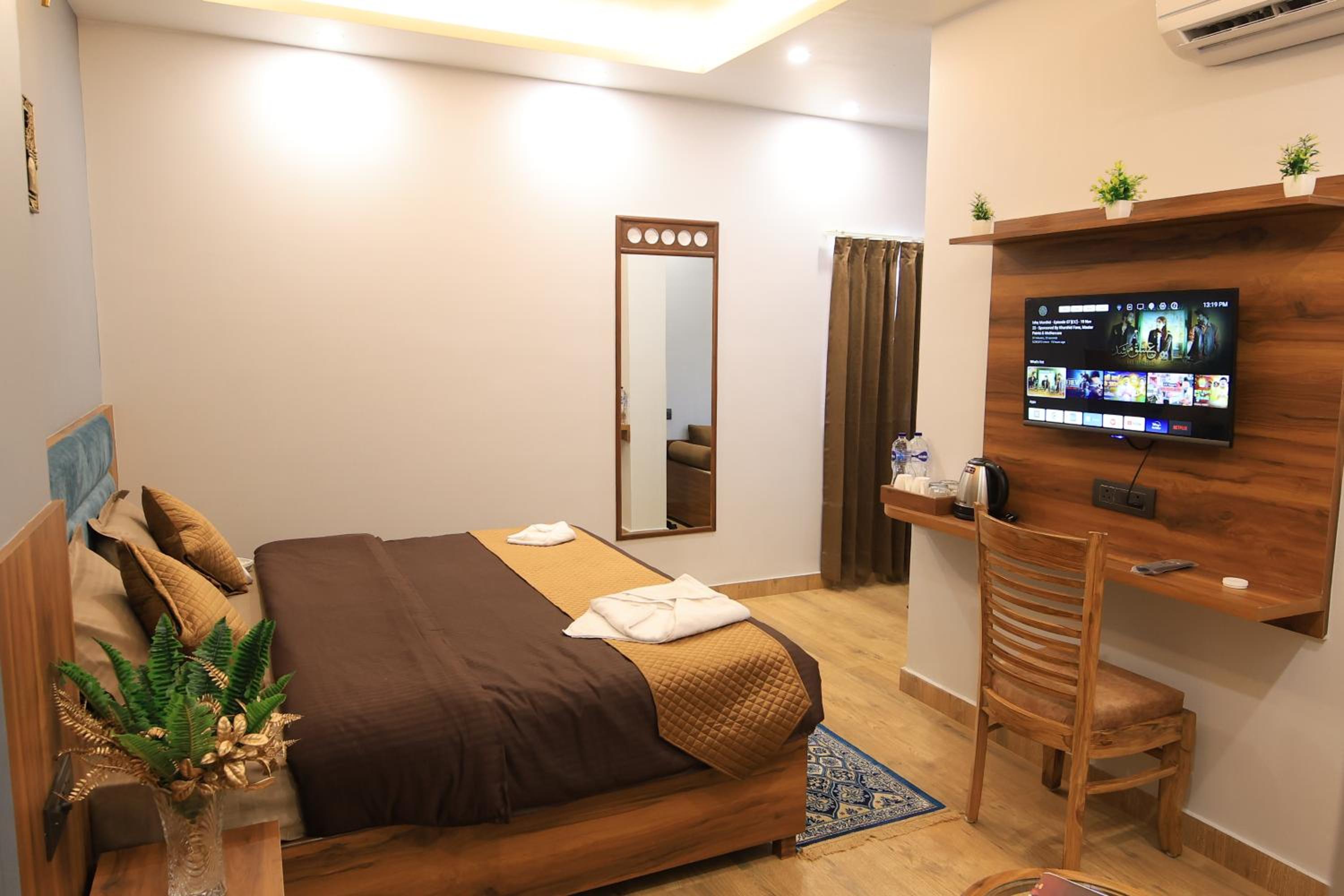 Deluxe Double Room with Balcony - Photo 3