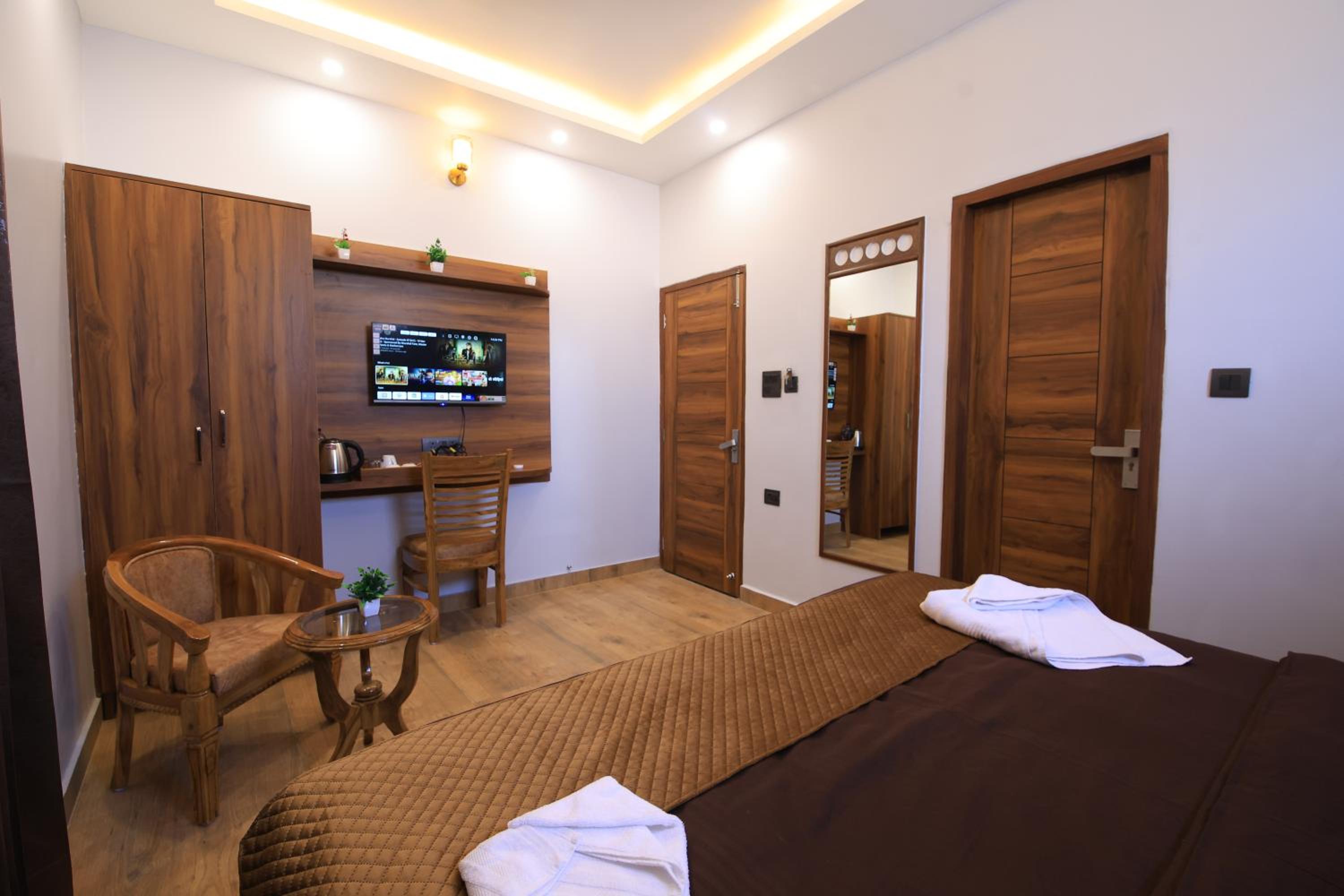 Deluxe Double Room with Balcony - Photo 19