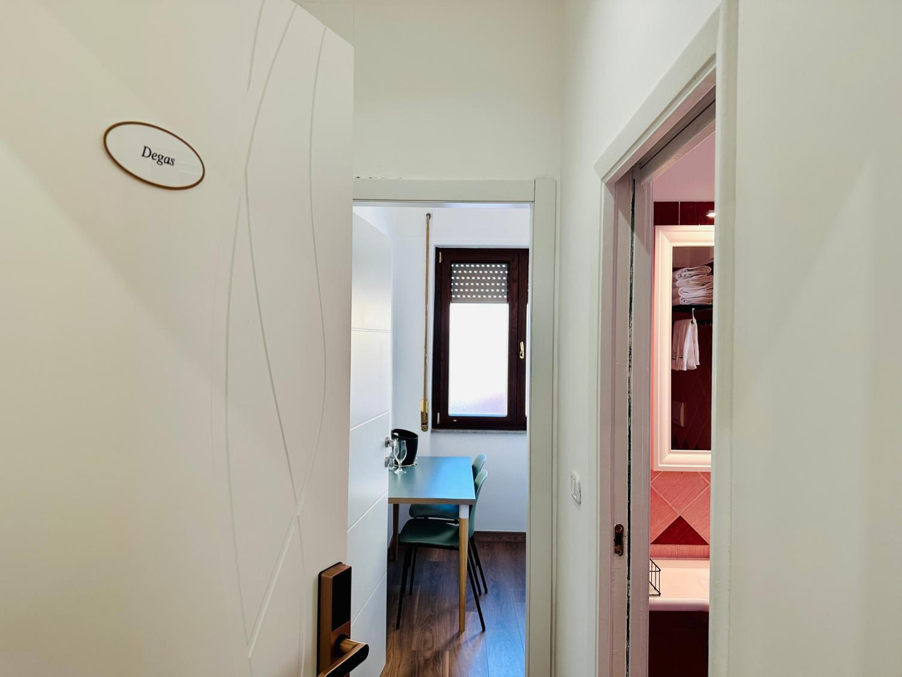 Deluxe Double Room with Side Sea View - Photo 7