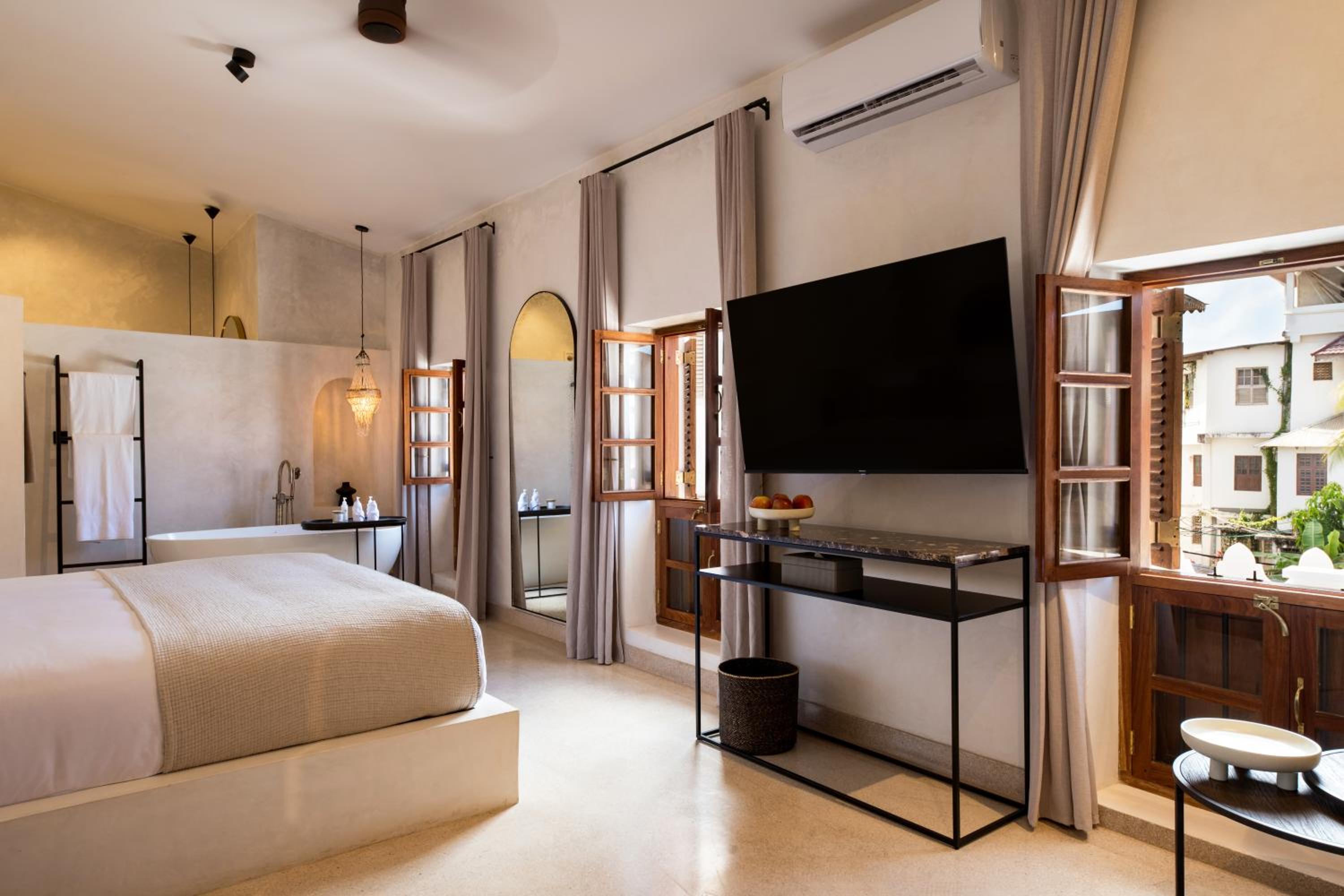 Superior King Room - Photo 7