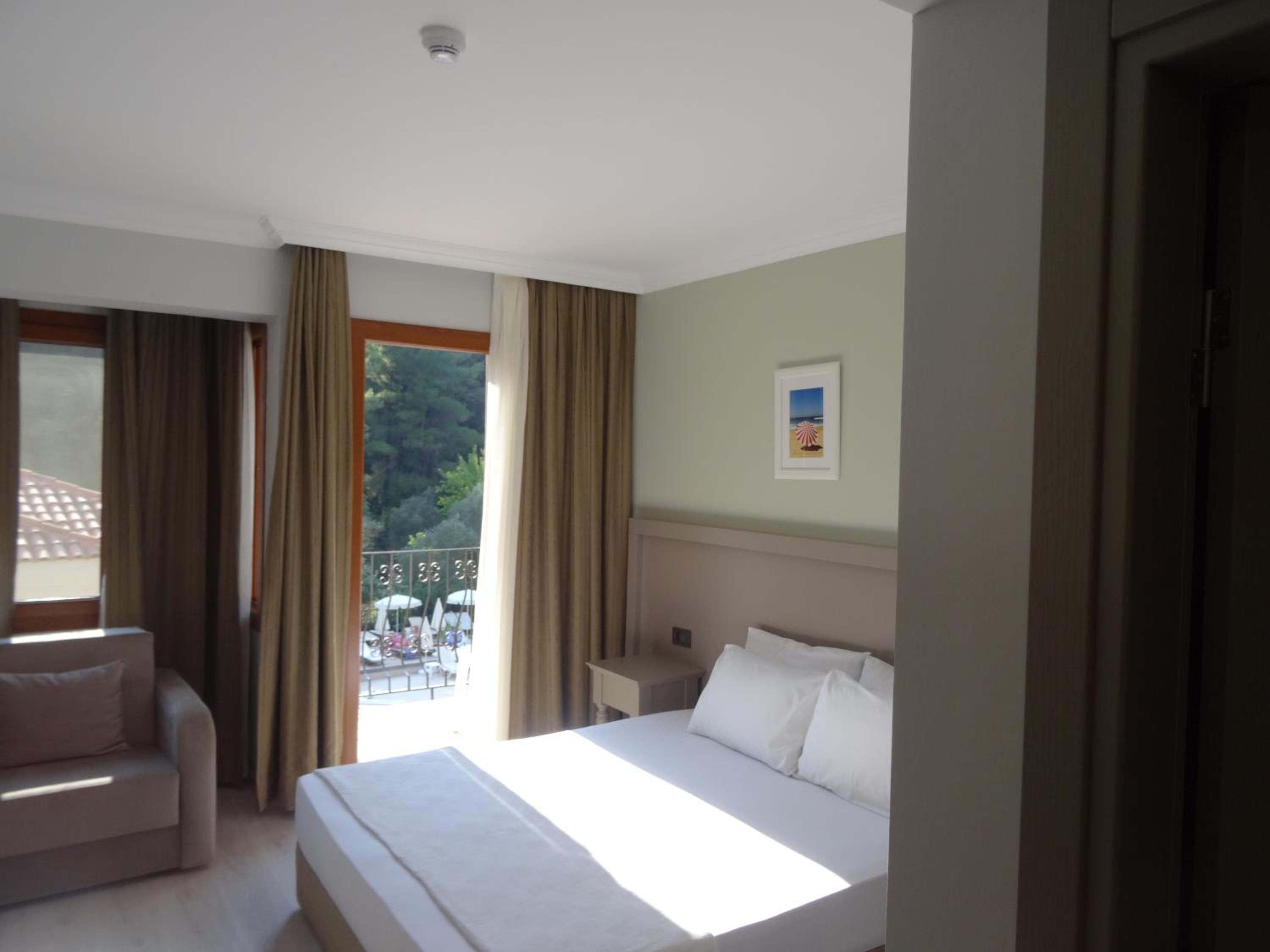 Standard Double or Twin Room - Photo 17