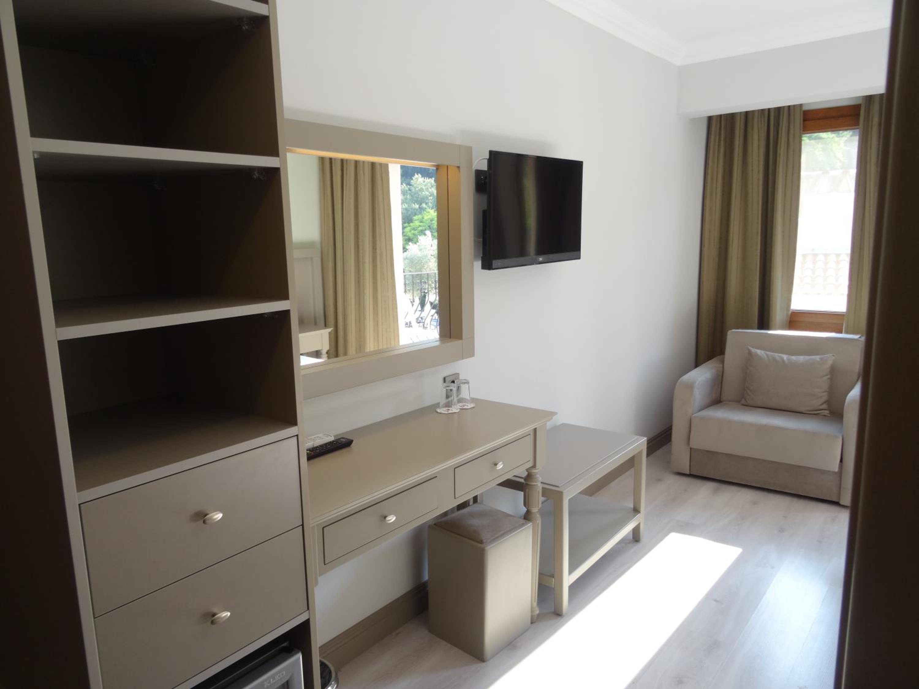 Standard Double or Twin Room - Photo 16