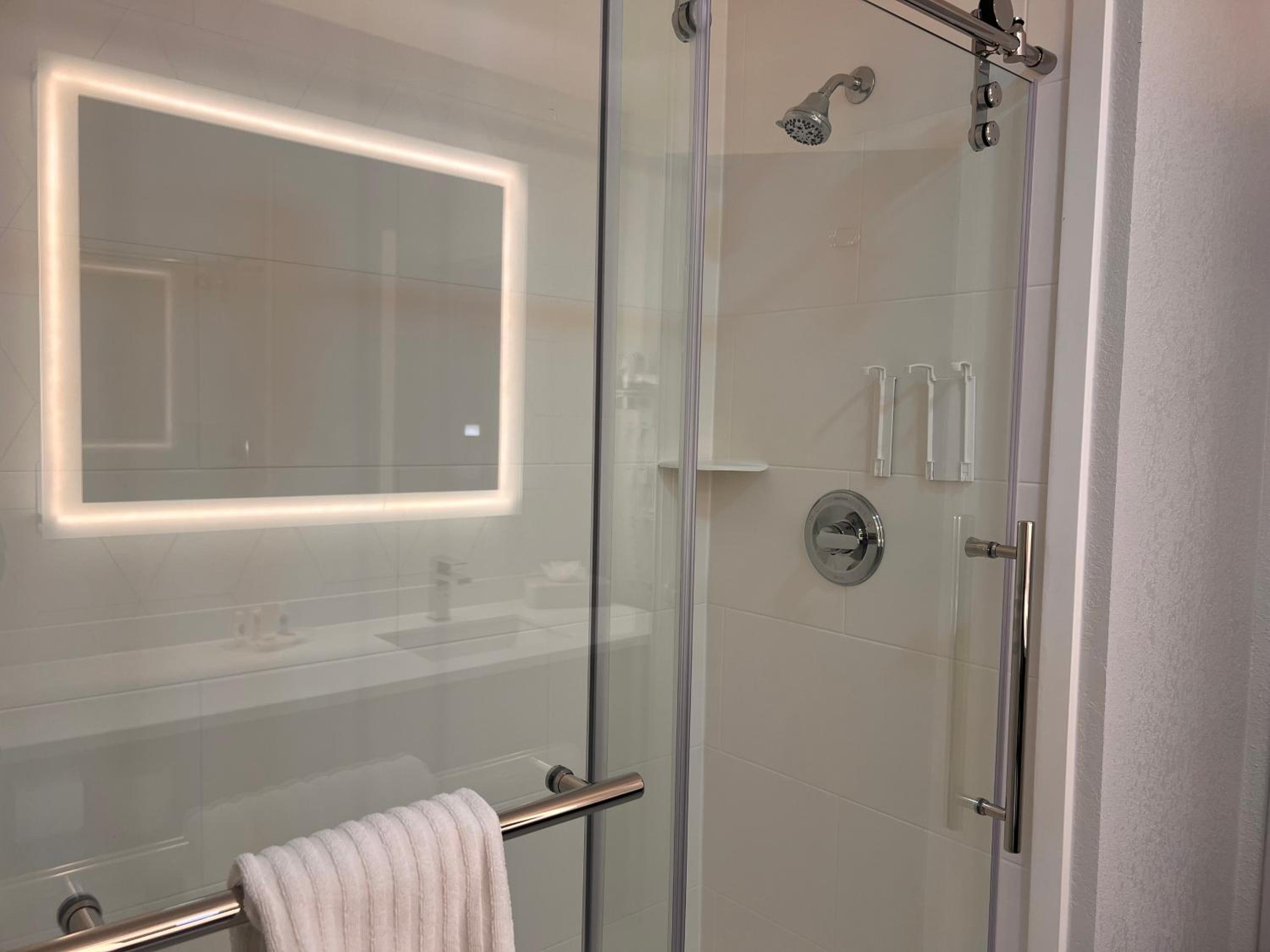 Queen Suite - Photo 15