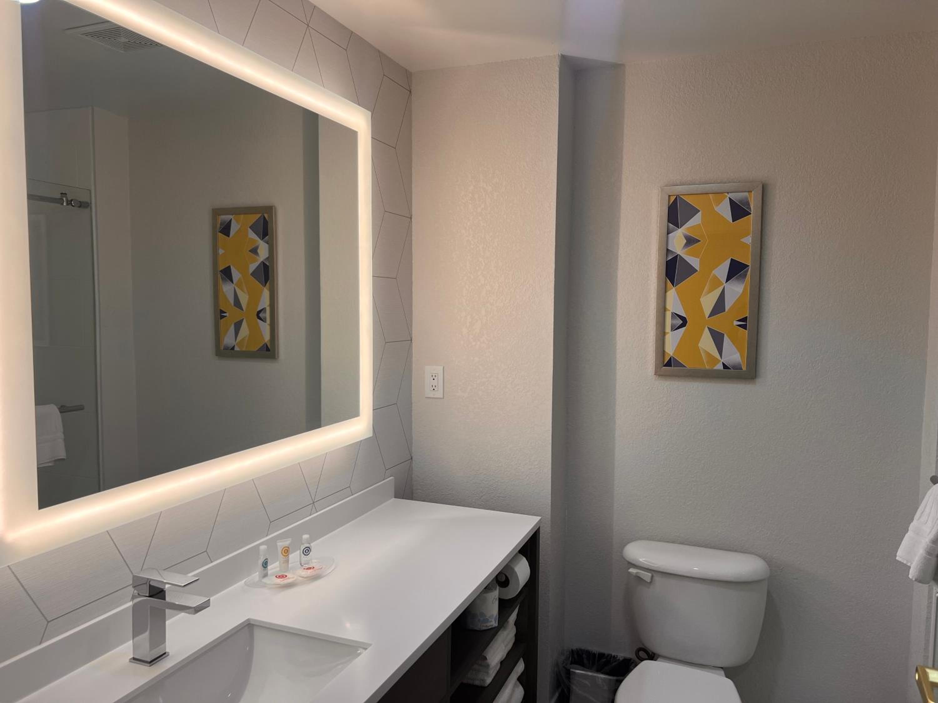 Queen Suite - Photo 8