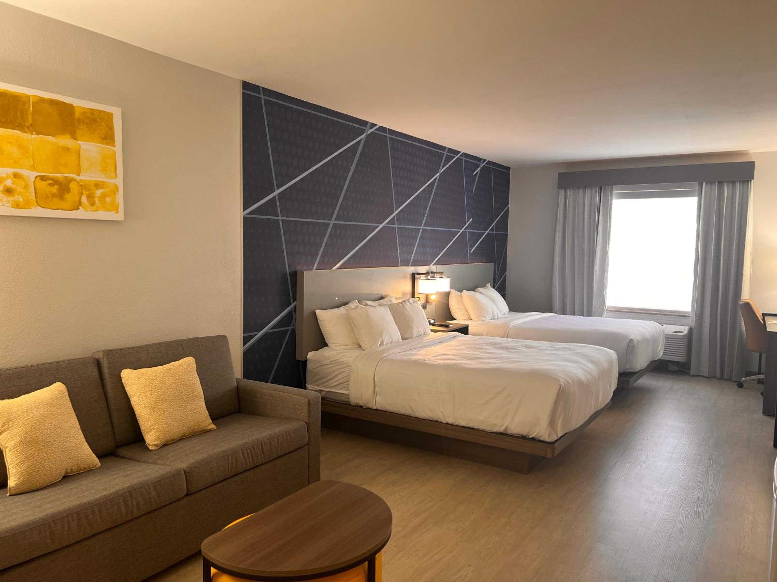 Queen Suite - Photo 11