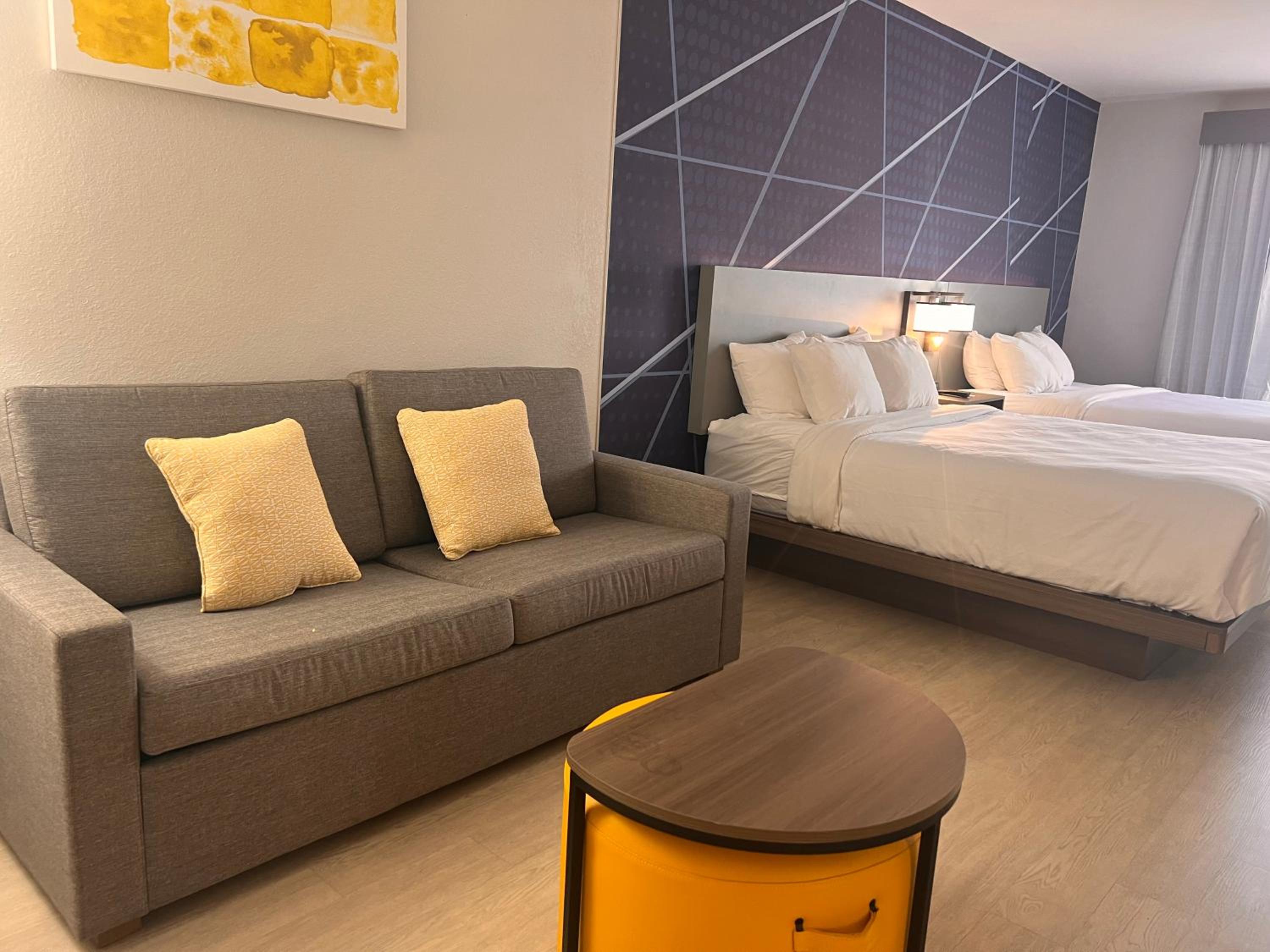 Queen Suite - Photo 2