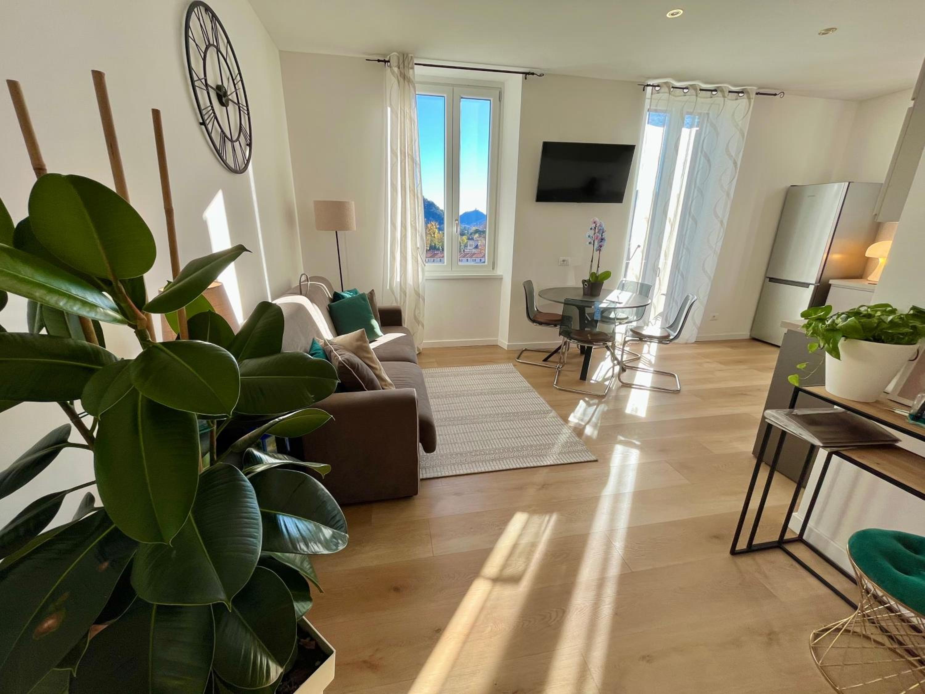 One-Bedroom Apartment photo 1