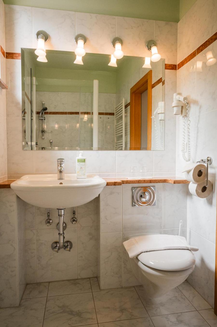 Double Room with Balcony - Photo 7