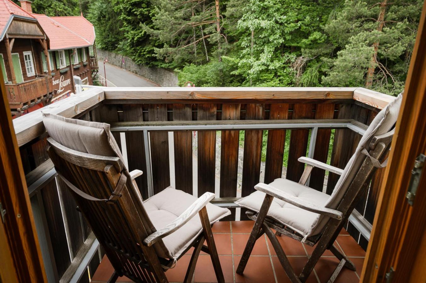 Double Room with Balcony - Photo 9
