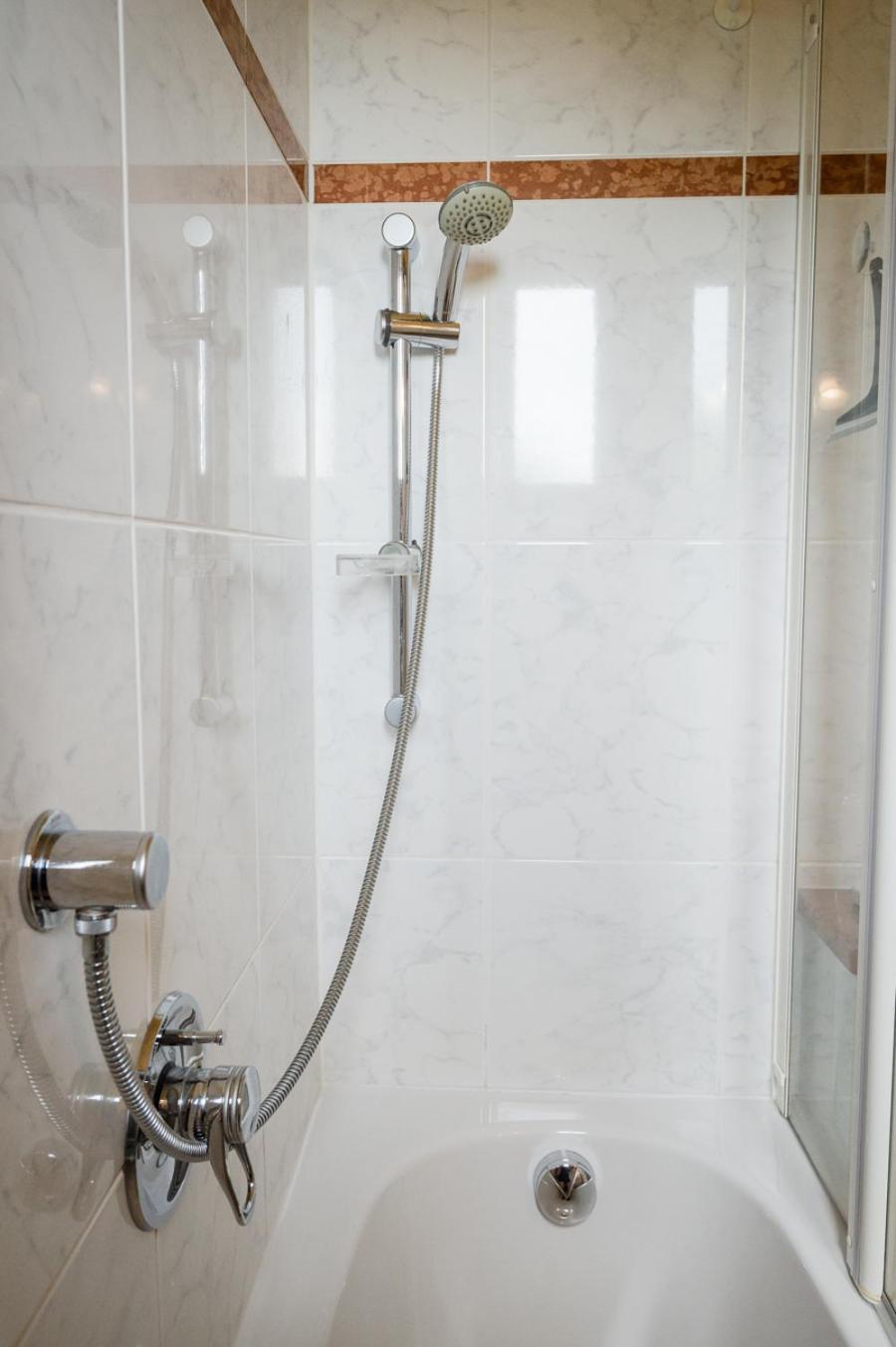 Deluxe Double Room with Bath - Photo 2