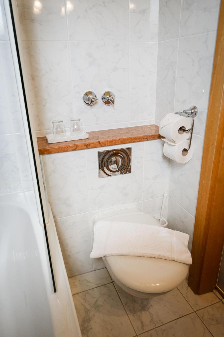 Deluxe Double Room with Bath - Photo 4