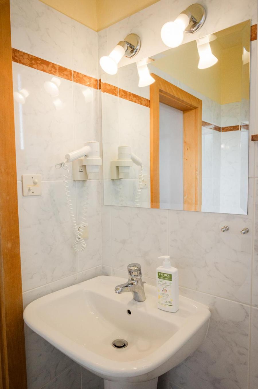 Deluxe Double Room with Bath - Photo 3
