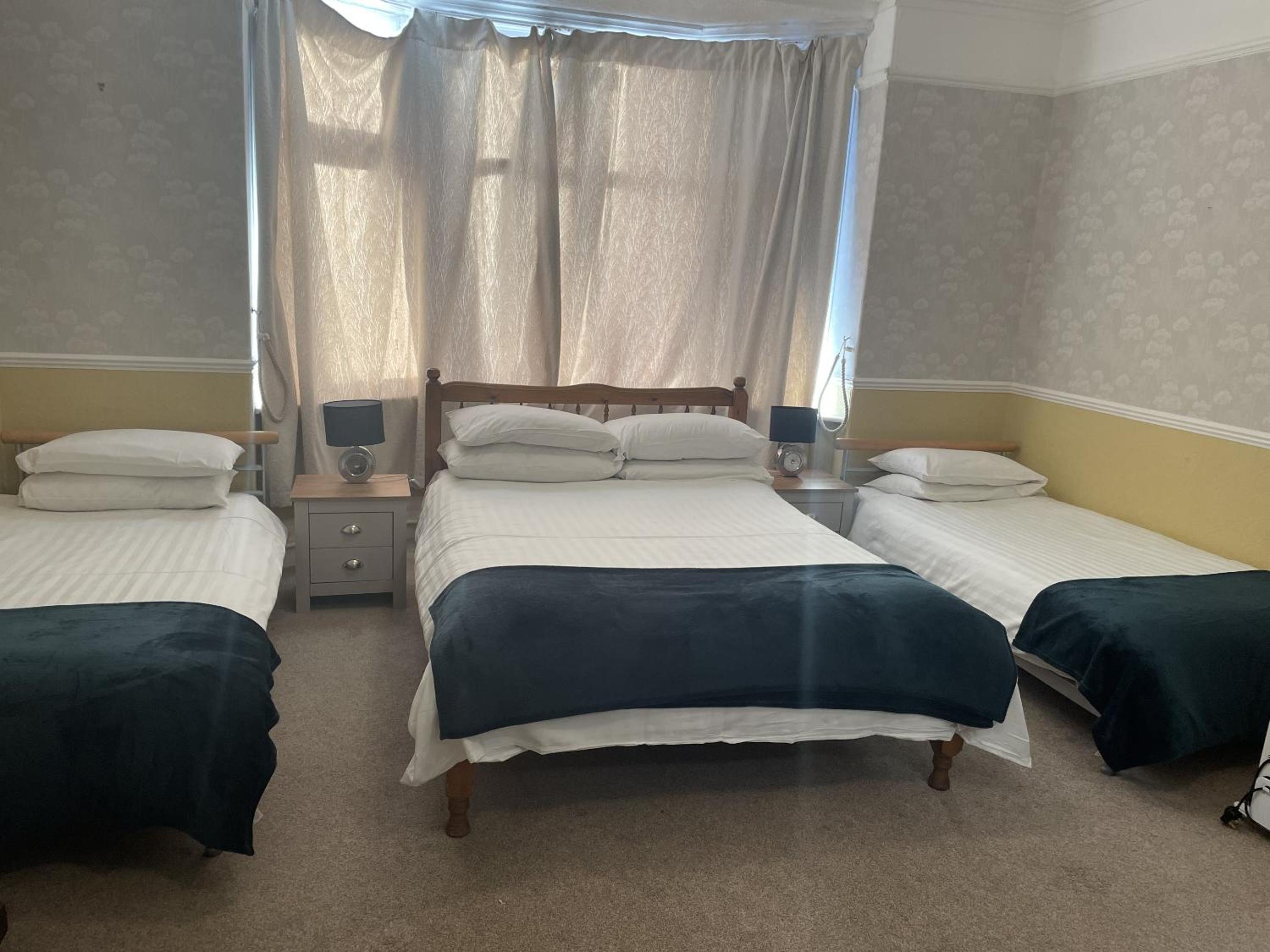 Deluxe Quadruple Room - Photo 2