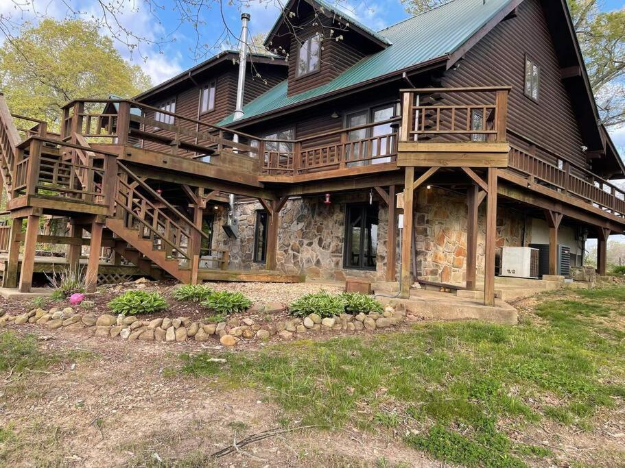 Five-Bedroom House photo 2