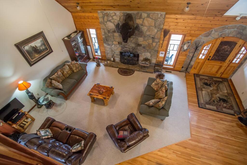 Five-Bedroom House photo 3