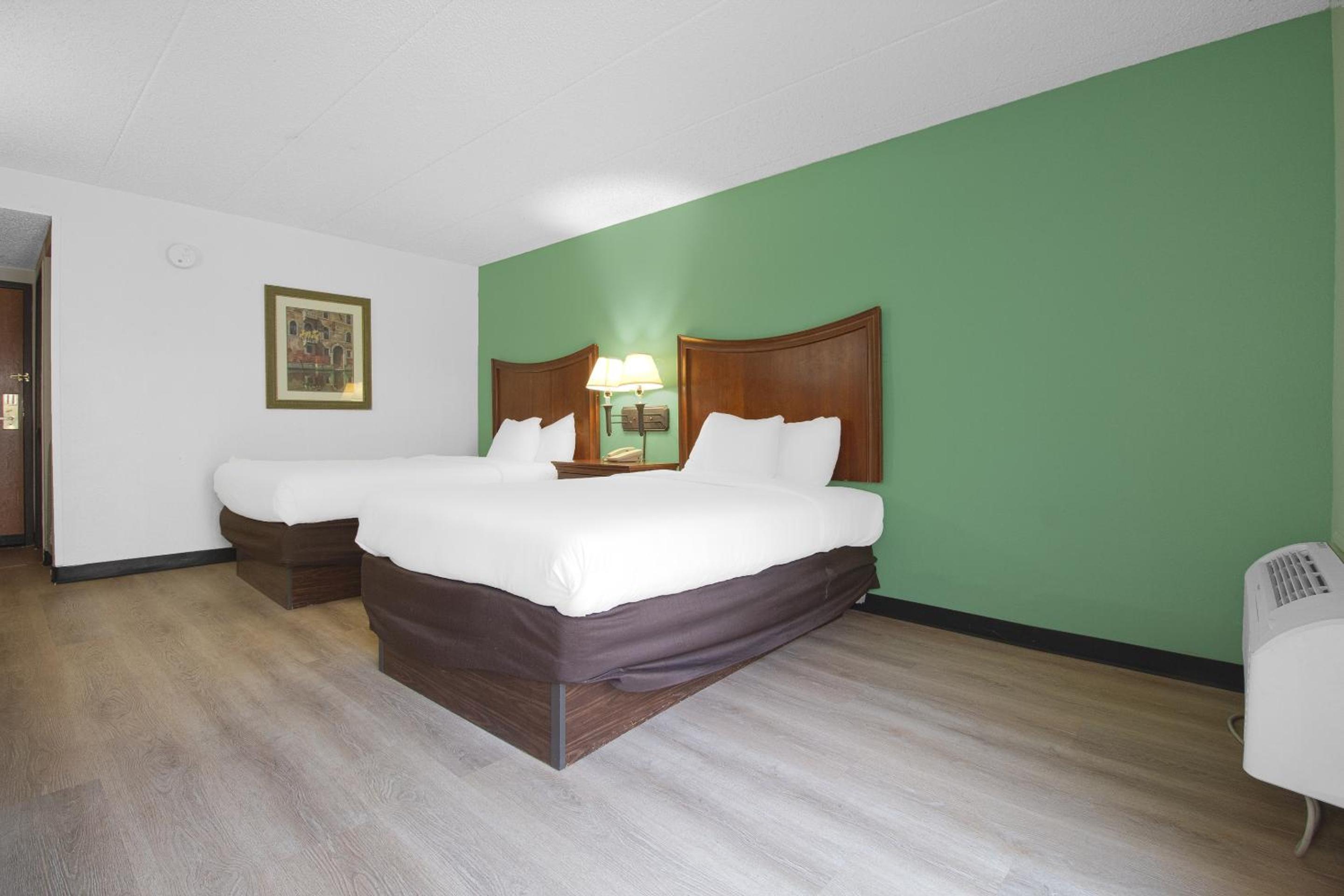 2 Full Bed Accessible - Photo 1