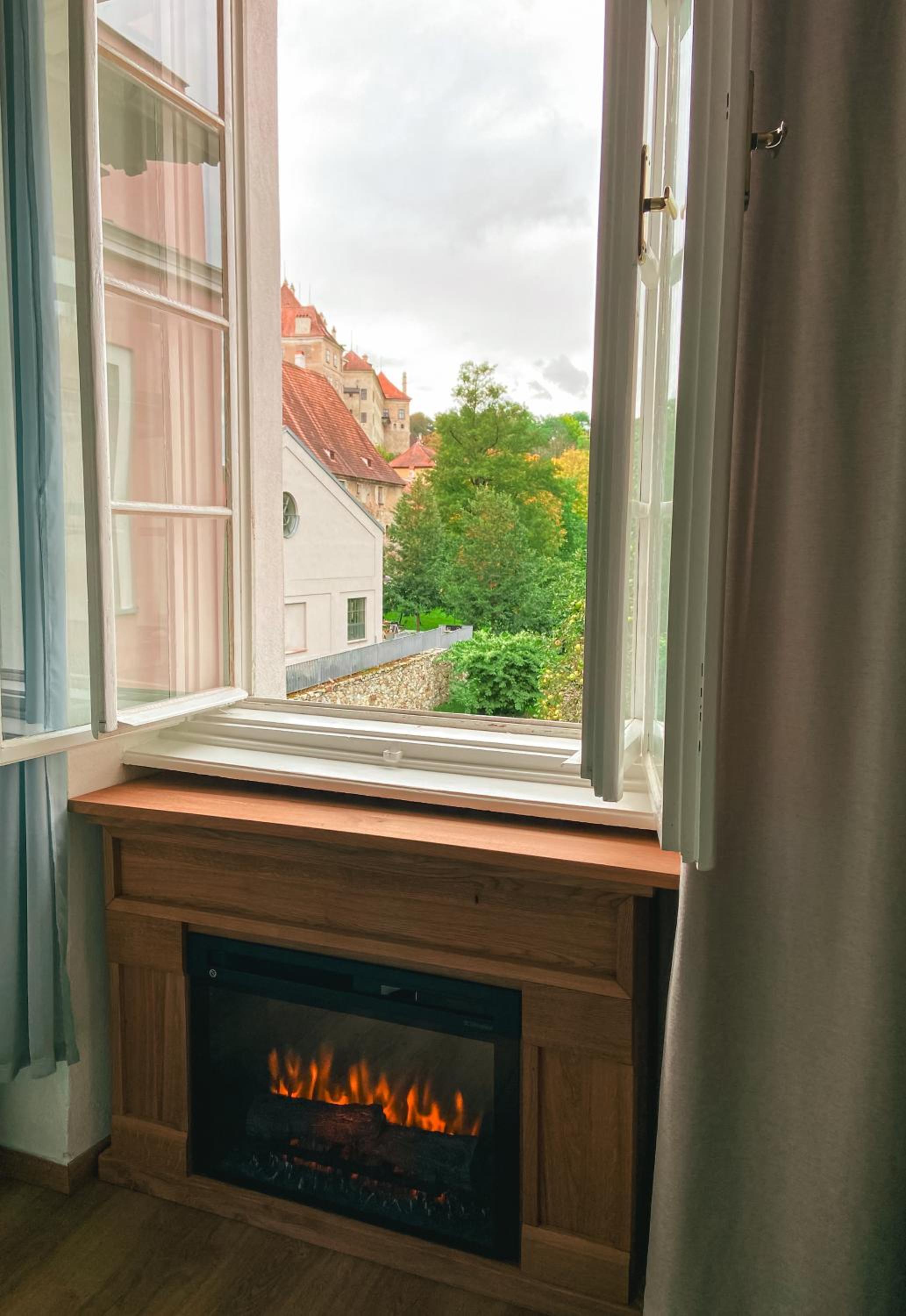 Deluxe King Suite with Castle View - Photo 2