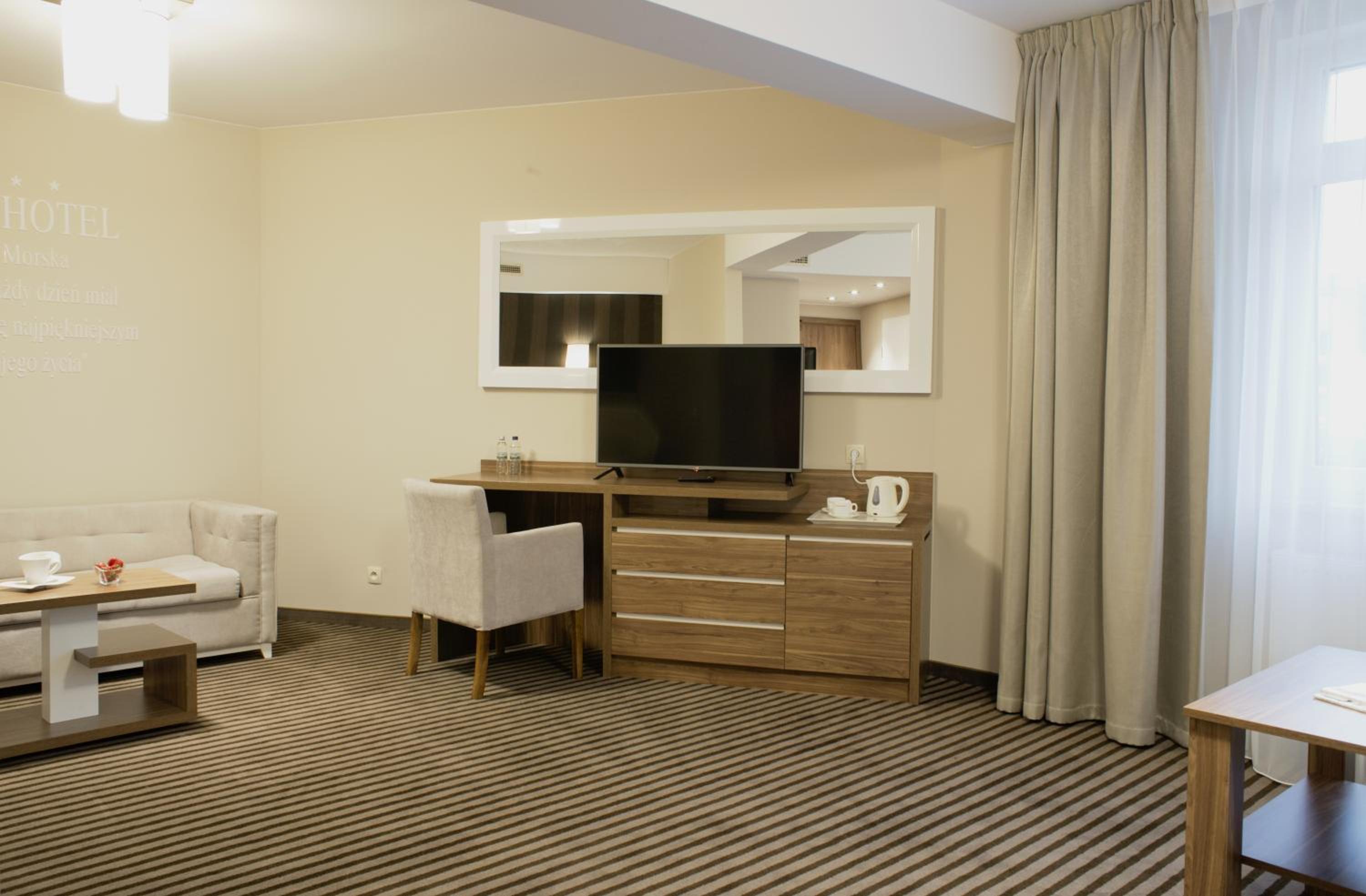 Comfort Family Room with City view photo 2