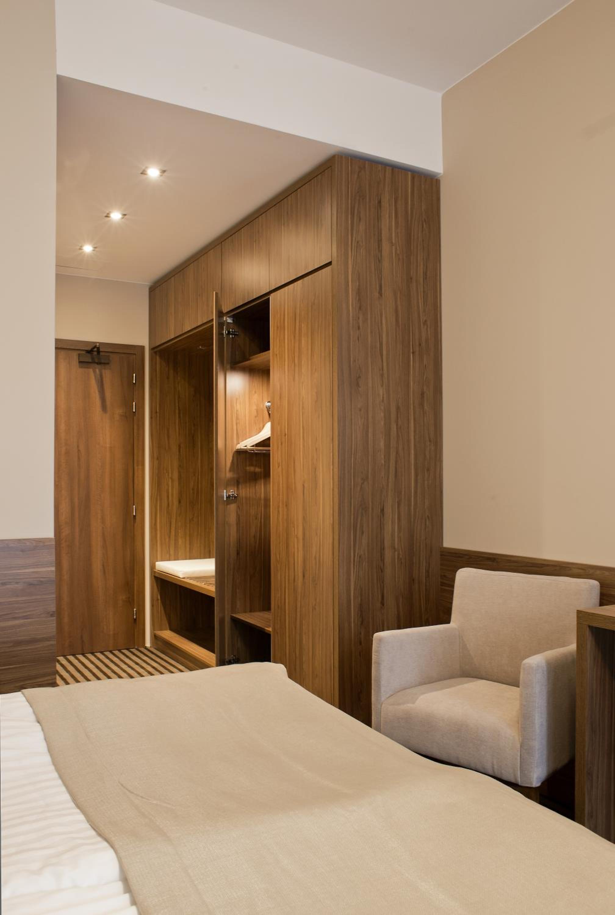 Deluxe Double Room with Extra Bed, Balcony and Forest View - Photo 19