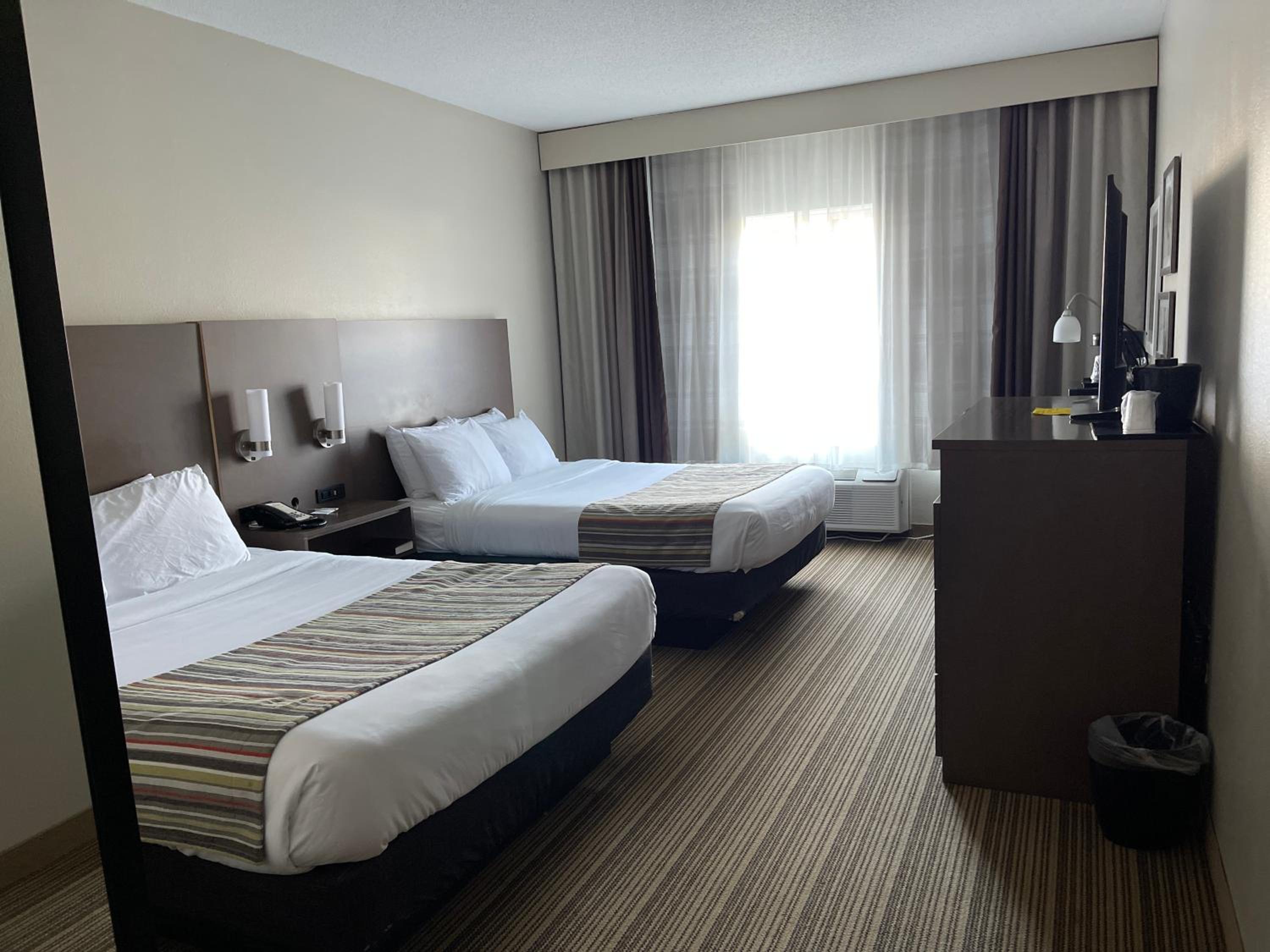Queen Guest Room with Two Queen Beds - Non-Smoking - Photo 1