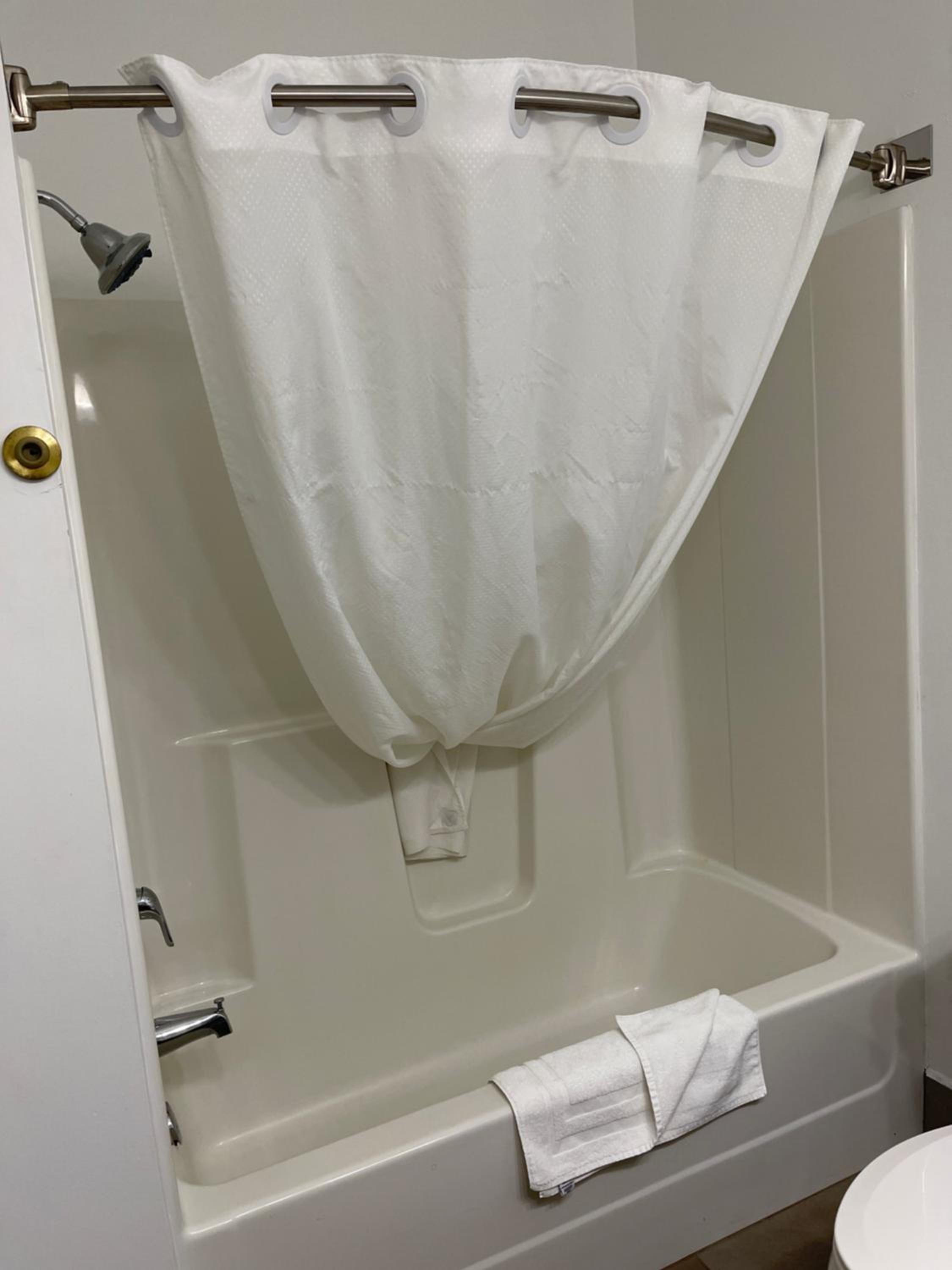 Queen Guest Room with Two Queen Beds - Non-Smoking - Photo 2