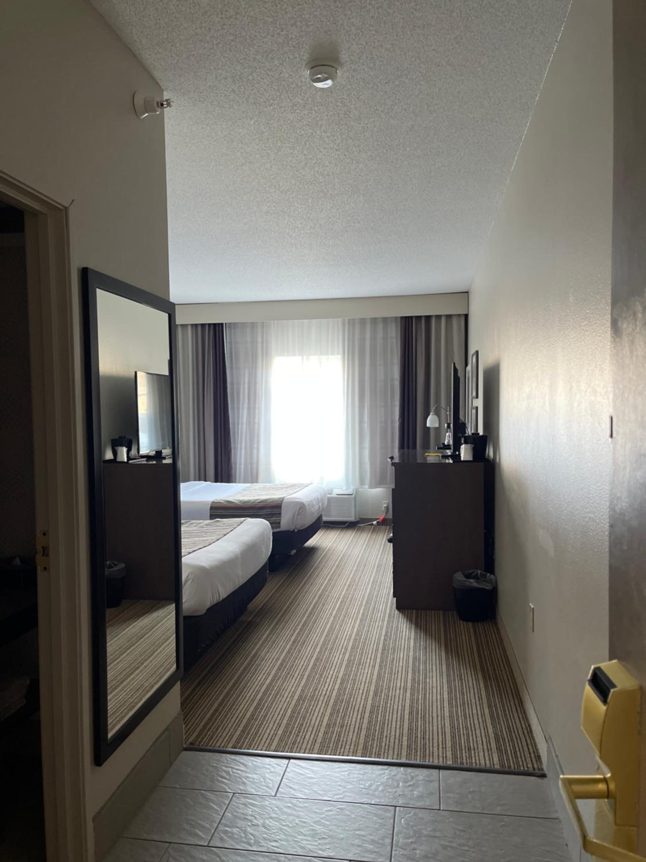 Queen Guest Room with Two Queen Beds - Non-Smoking - Photo 3