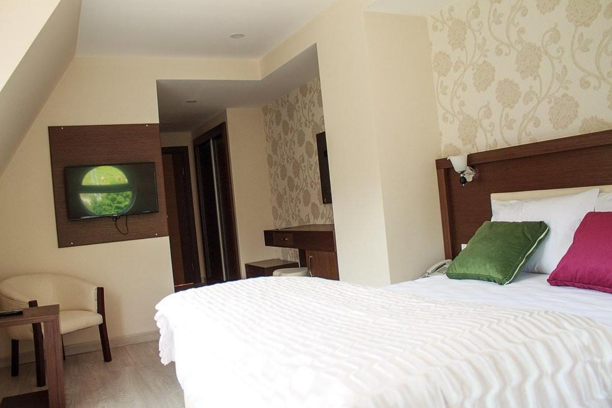 Deluxe Room with Spa Bath photo 2