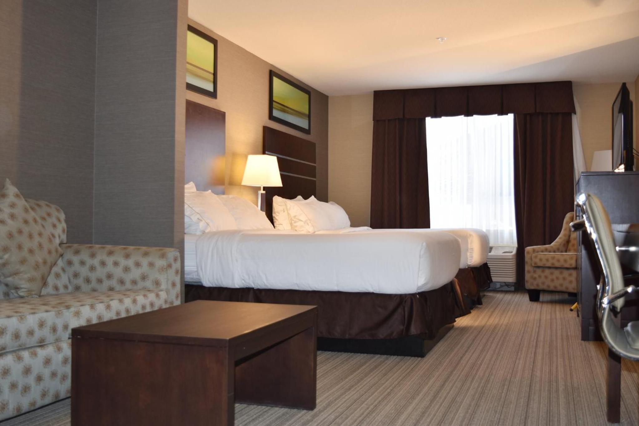 Queen Suite with Two Queen Beds and Sofa Bed photo 1