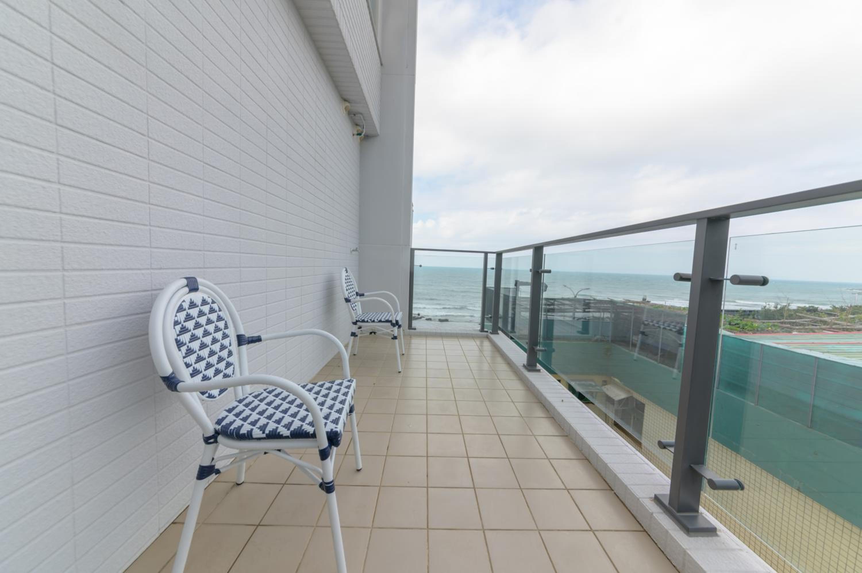 Double or Twin Room with Side Sea View - Photo 2